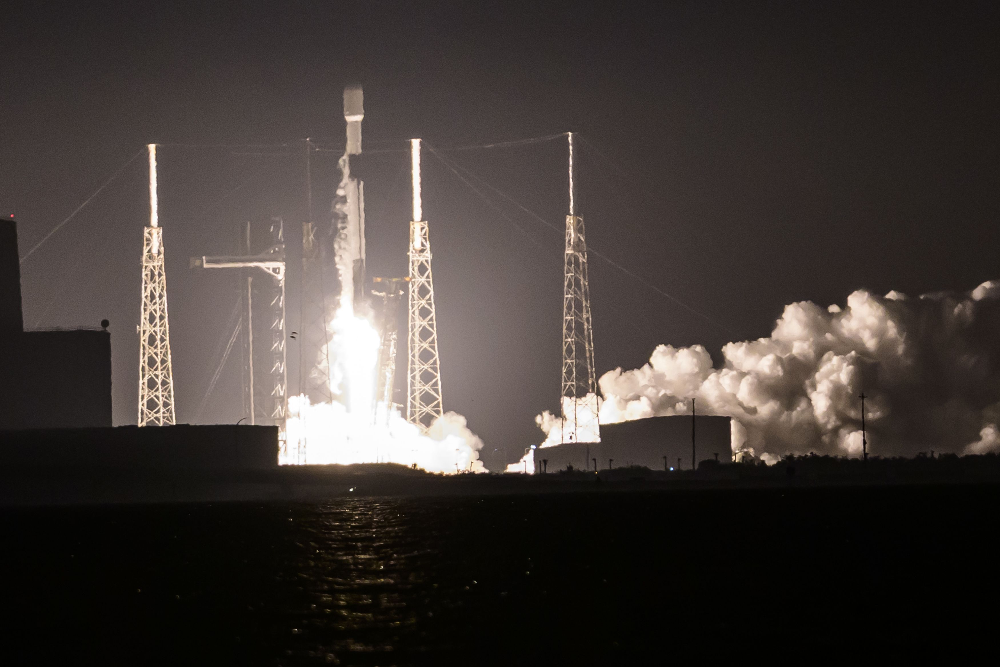 Vinerea aceasta are loc cea mai mare listare la bursă din istorie: SpaceX se pregătește să debuteze pe Nasdaq la o evaluare de 1.800 mld. dolari. Ce controverse ridică pe Wall Street?