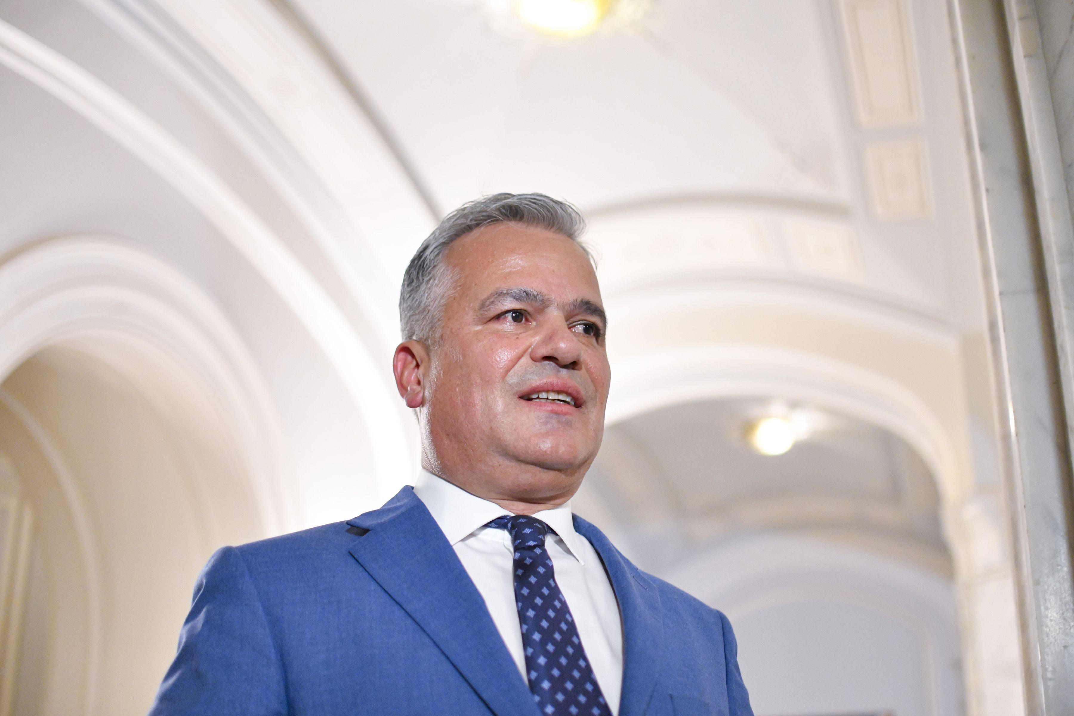 Haosul politic continuă: Premierul desemnat Adrian Veștea s-a declarat învins, guvernul său a picat la vot. Nimeni nu știe ce se va întâmpla în continuare. „Am venit în acest proiect cu bune intenții, îmi pare rău că nu s-a putut materializa această provocare”