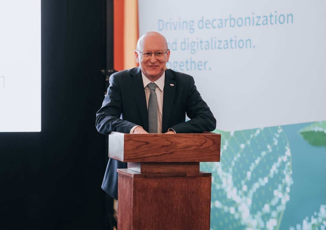 De ce e important să faci ceva diferit de toți ceilalți? Guenter Krasser, directorul general Infineon România: Într-o economie globalizată, dacă un lucru este simplu, este la fel de simplu să fie mutat în altă parte, unde același serviciu este mai ieftin