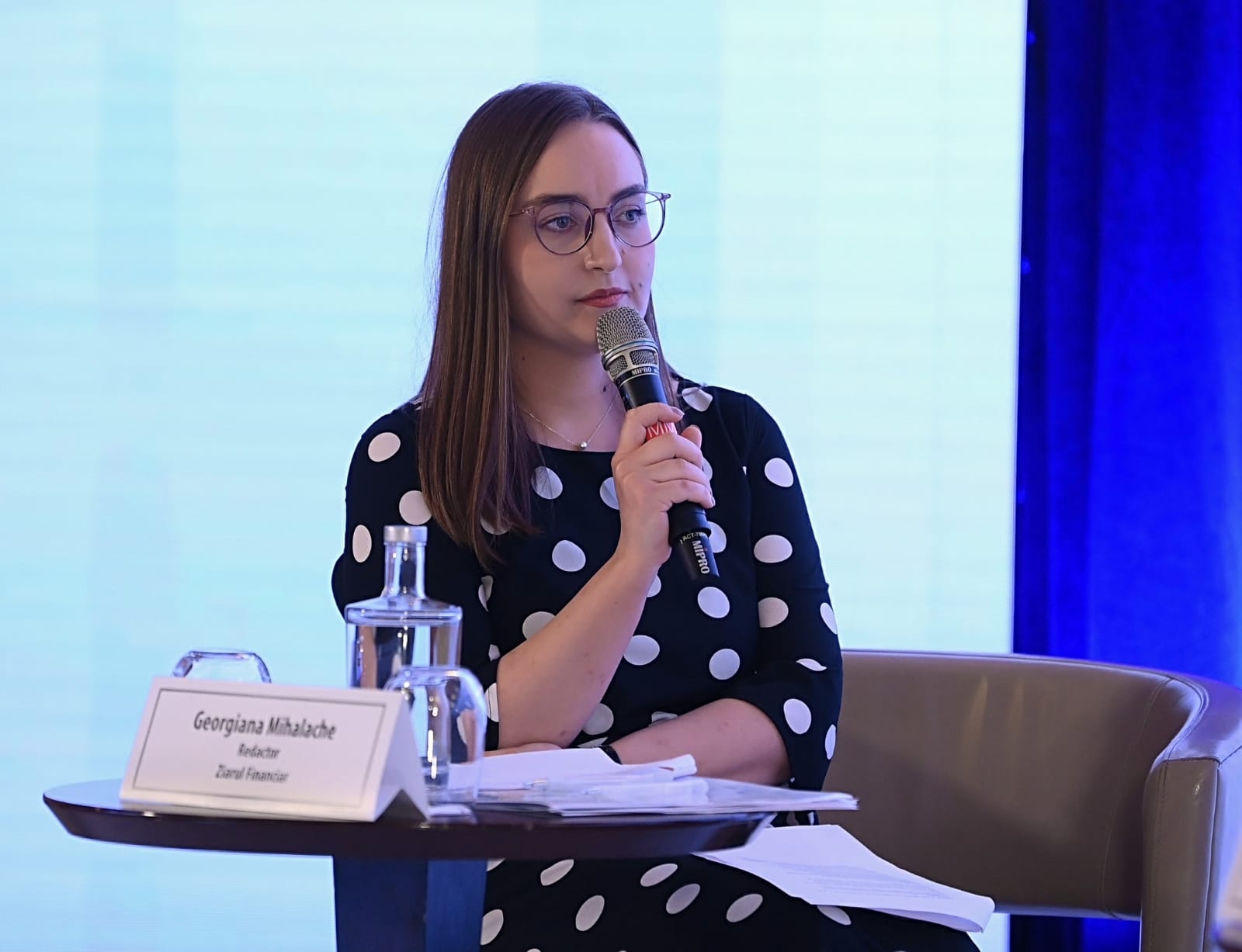 Invitație pentru oamenii care iau decizii în sănătate: mergeți o zi într-un spital de stat, fără “fanfară”! Rămâneți pe holurile înguste, așteptați în urgență, ascultați pacienții și observați medicii. Câteva ore pe un hol de spital, ca simplu cetățean al țării. Ca majoritatea dintre noi. Apoi puteți începe să “reformați” sistemul din birou
