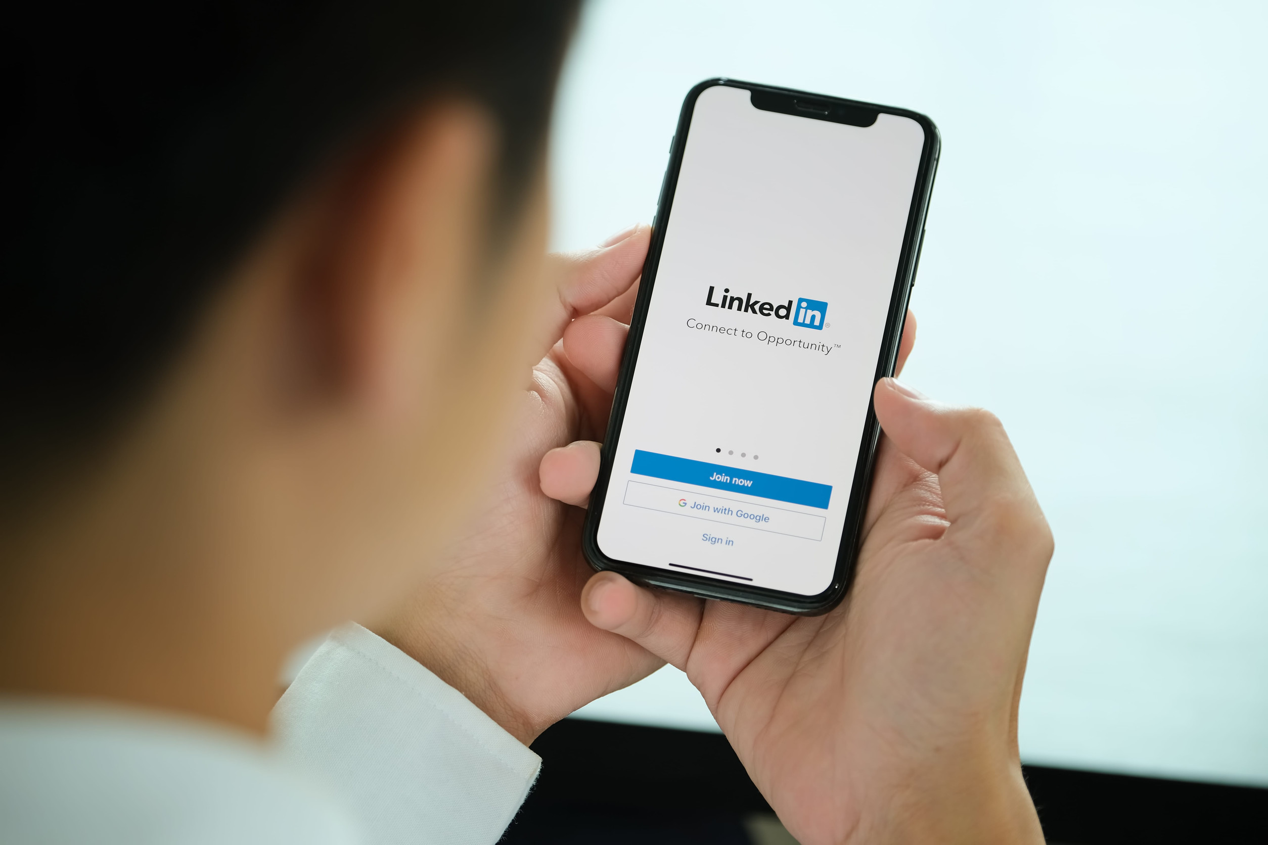 CV-ul îți spune povestea, iar LinkedIn ți-o construiește. Cum îți creezi un profil de LinkedIn care atrage atenția?