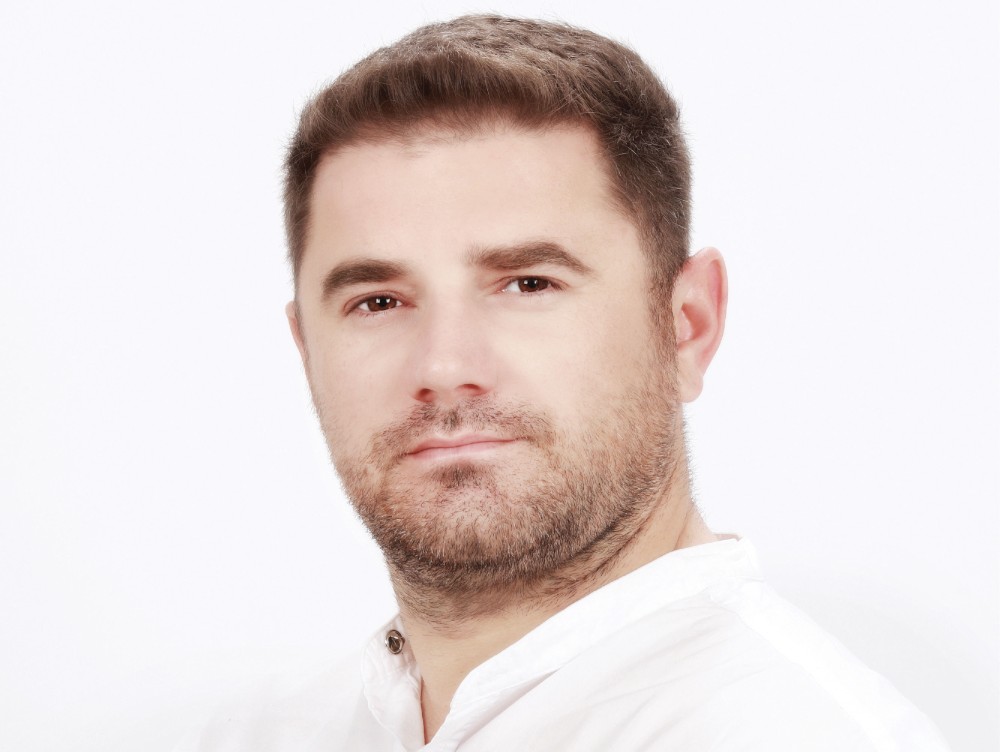 Cine este omul al cărui vis era să strângă un milion de euro și să se mute cu familia în America, dar care acum trăiește în locul despre care spune că este "cel mai bun oraș din România pentru crescut copii”