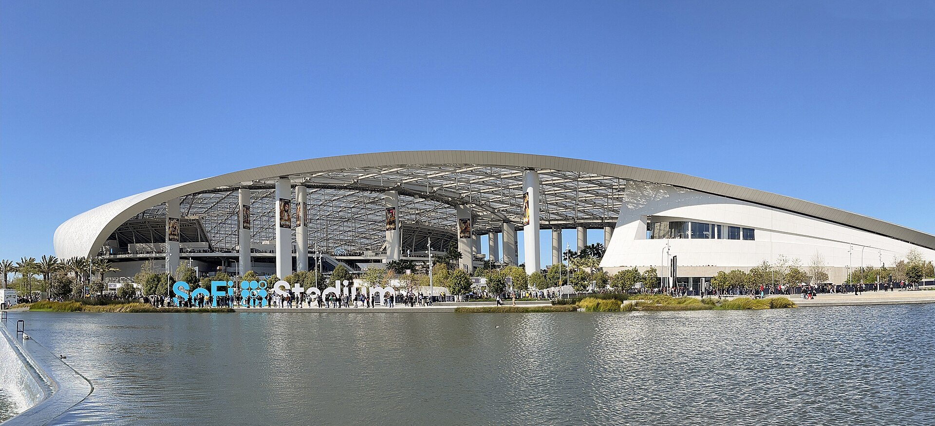 Cel mai spectaculos stadion de la Cupa Mondială 2026 este la Los Angeles, a costat 5,5 miliarde de dolari și a fost construit de miliardarul Stan Kroenke, proprietarul celor de la LA Rams, dar și al celor de la Arsenal
