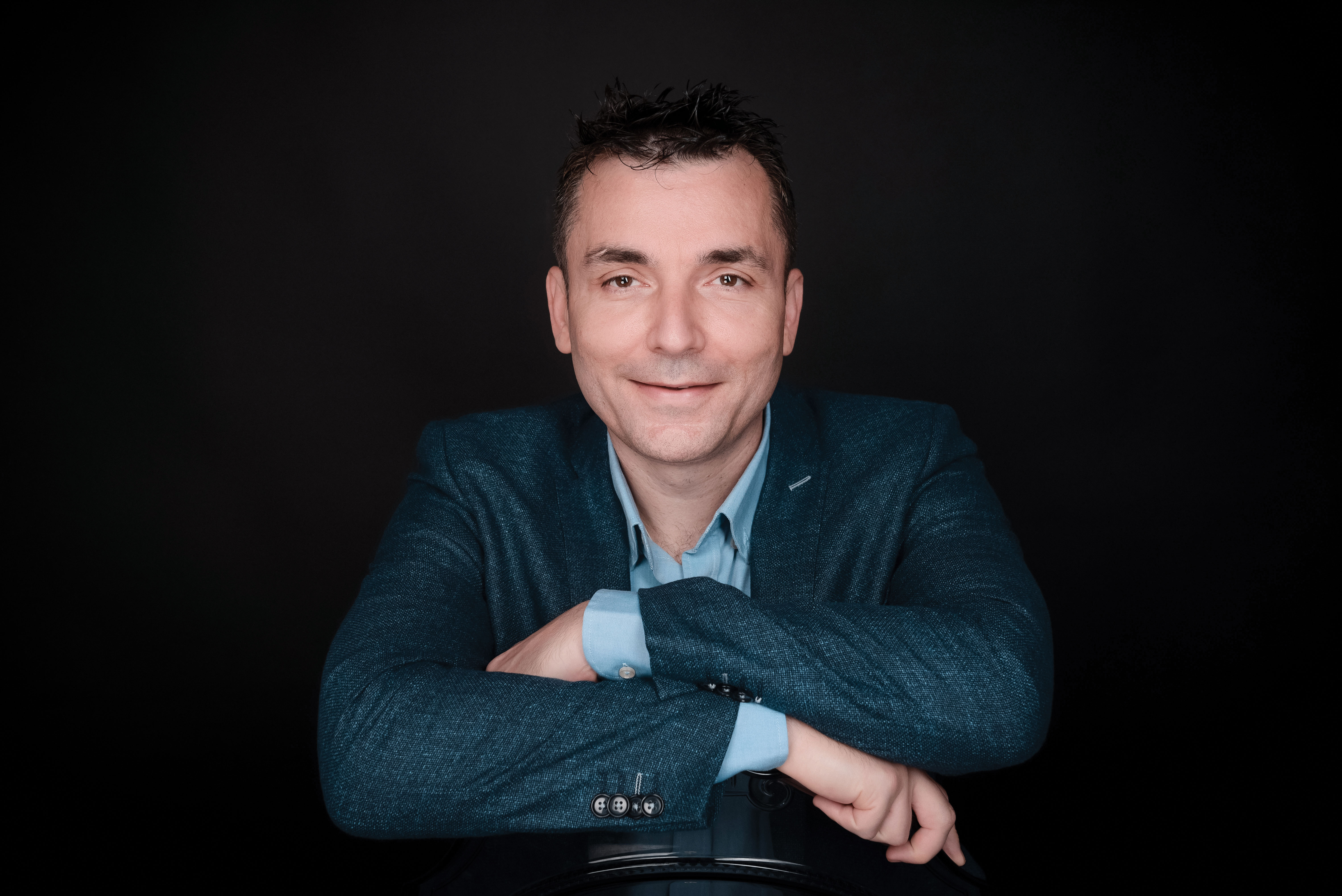 Start-up-ul românesc care promite să expună manipularea online și să dea viață personajelor din cărți caută finanțare