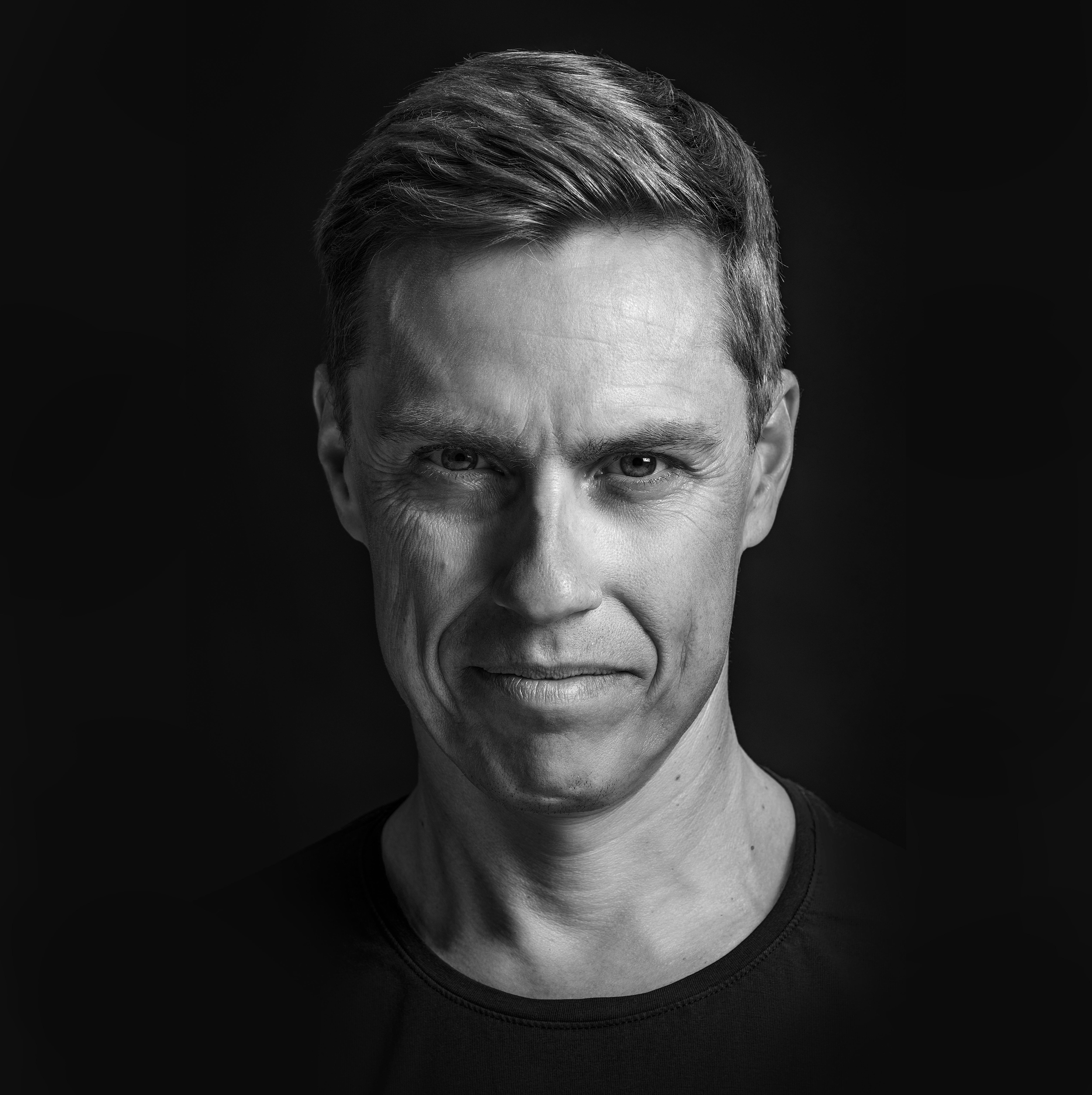Lecția securității Finlandei, cea mai fericită țară din lume, cu unul dintre cele mai bune sisteme de educație la nivel global. Alexander Stubb, președintele Finlandei: Suntem independenți energetic, 80% din hrană o producem aici, 80% din populație poate fi protejată în buncăre. Securitatea nu e ideologie, e pragmatism