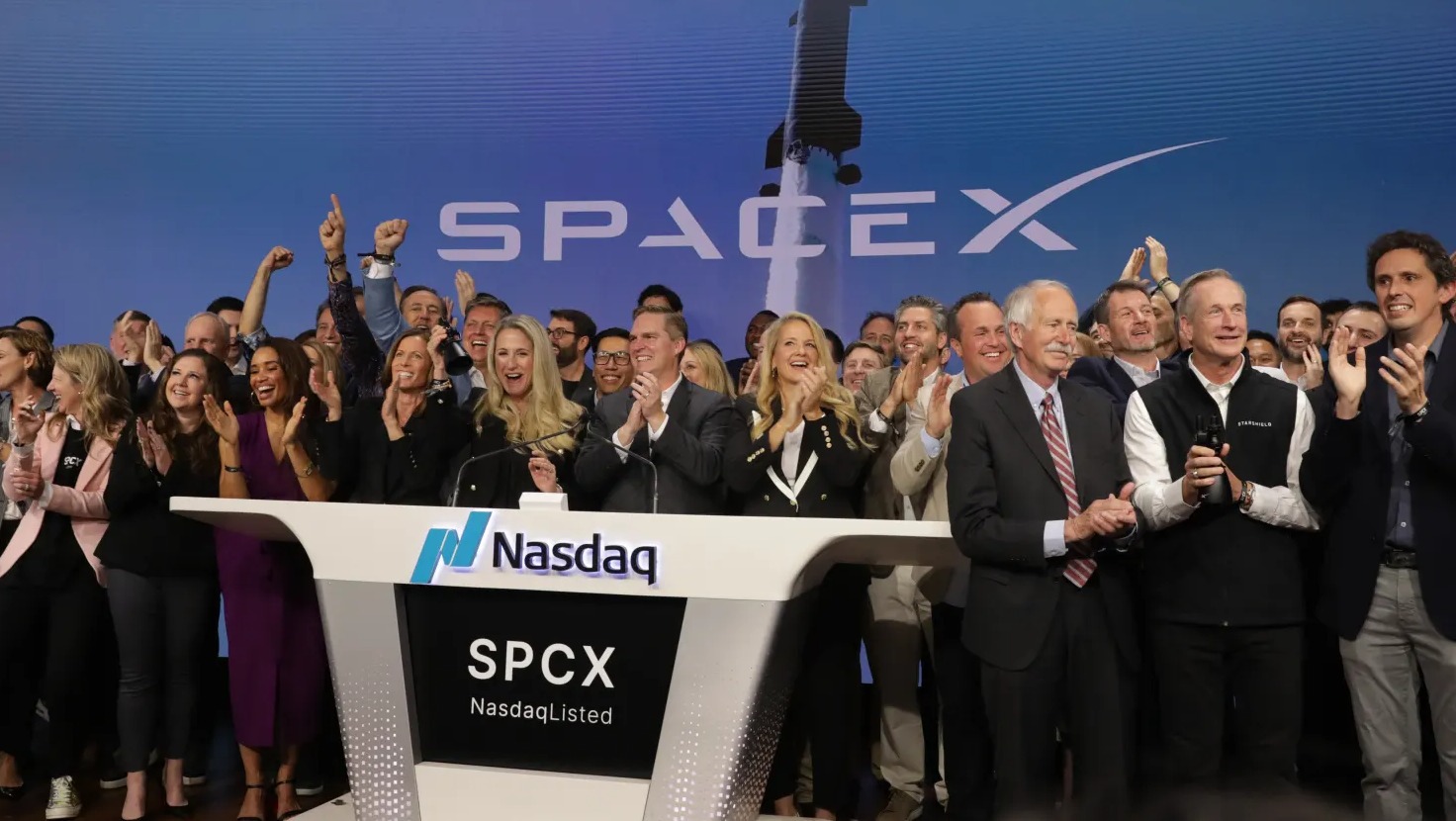 Ziua cea mare pe Wall Street: cea mai mare oferta publică din istorie aduce debutul SpaceX la bursă, cu un avans posibil de 30% și o evaluare care s-ar putea apropia de 2.100 mld. dolari. Numele grele din sindicat, ca Goldman Sachs, Morgan Stanley, Citi au încasat 500 mil. dolari din comisioanele ofertei