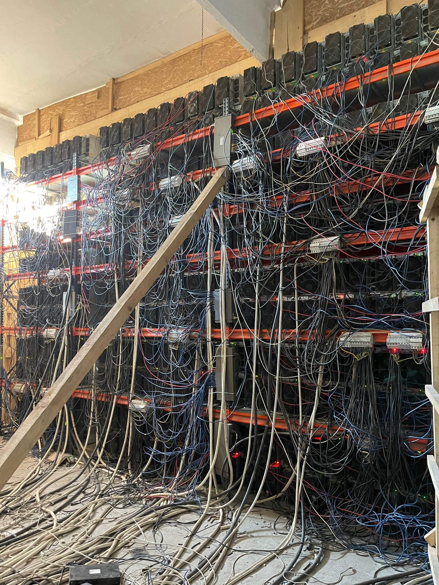 ANAF a facut public primul caz privind o activitate clandestină de minare de criptomonede în România, într-o clădire dezafectată din Satu Mare cu 407 echipamente de minare. În mai puțin de un an, minerii au consumat energie electrică de peste 7 milioane de lei