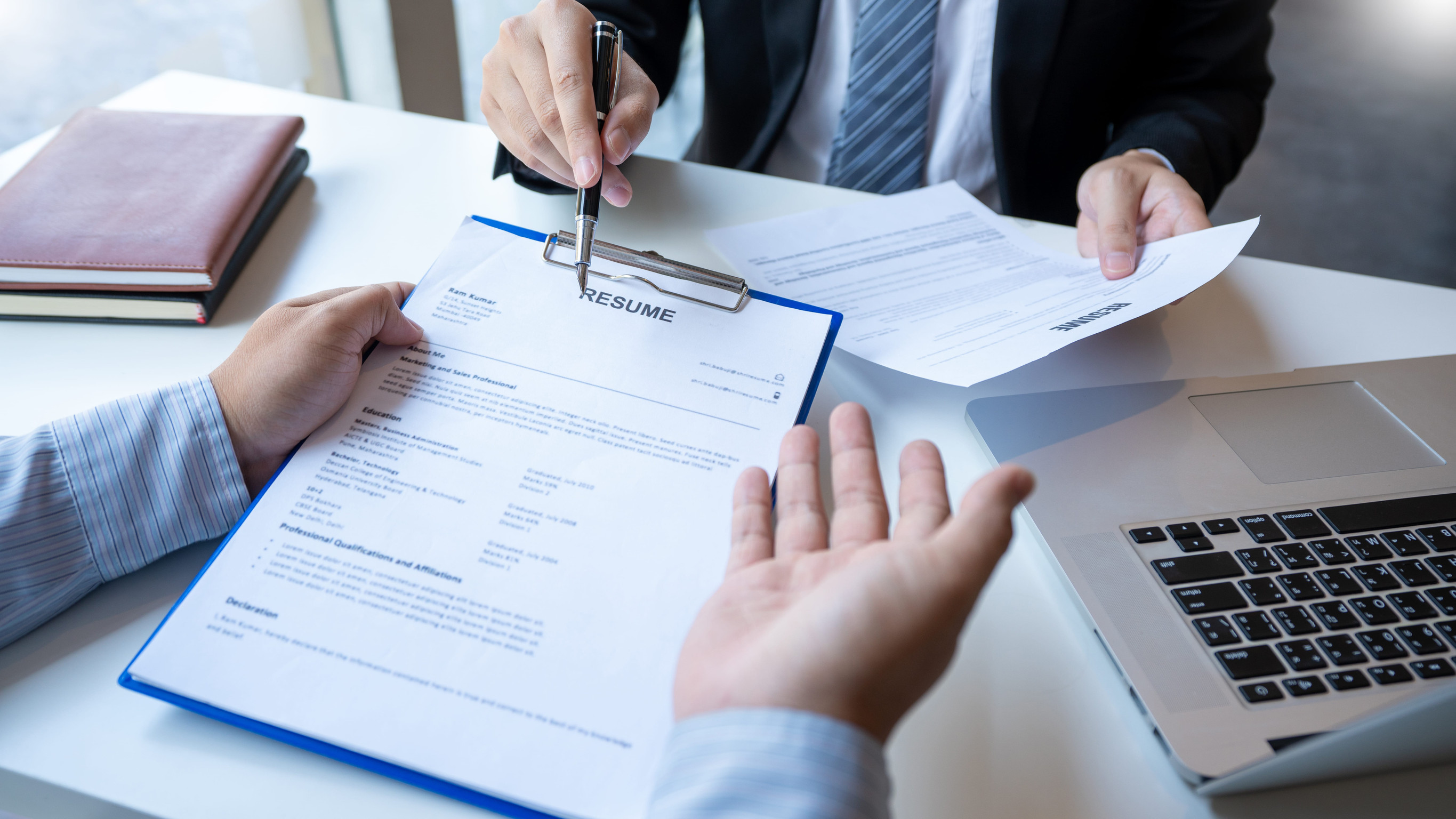 Cât adevăr mai încape într-un CV? Sorin Faur, Academia de HR: Lipsa oportunităților de a acumula experiență practică fac ca realmente tinerii să fie evitați de către angajatori
