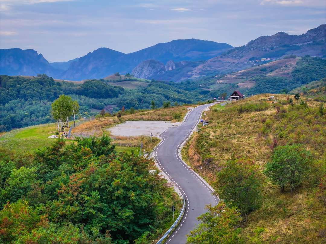Un nou drum spectaculos din România devine noua atracție pentru turiști, după succesul Transalpinei. Este cea mai mare investiție într-un drum județean din țară
