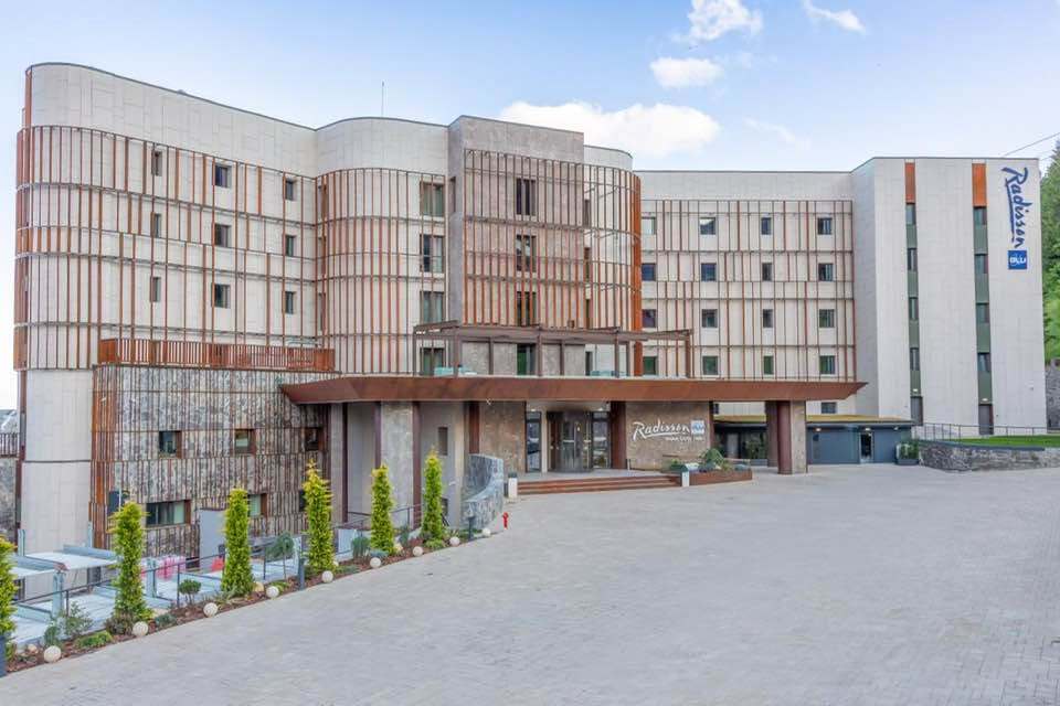 Hotelul din Sinaia de la cota 1400 se va deschide sub brandul Radisson Blu pe data de 5 august și va fi primul hotel din țară sub un brand internațional amplasat la o astfel de altitudine