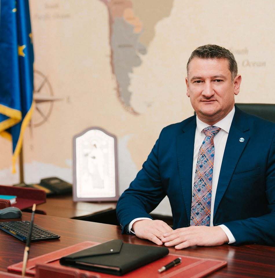 Guvernul publică prima radiografie oficială a atacului de la Cadastru, la 13 zile de la blocaj: a fost ransomware, o parte din infrastructură a fost criptată și ștearsă; reconstrucția se face cu STS și SRI în cloudul guvernamental. Însă Guvernul nu poate anunța „o oră sau o dată fermă de repunere în funcțiune”