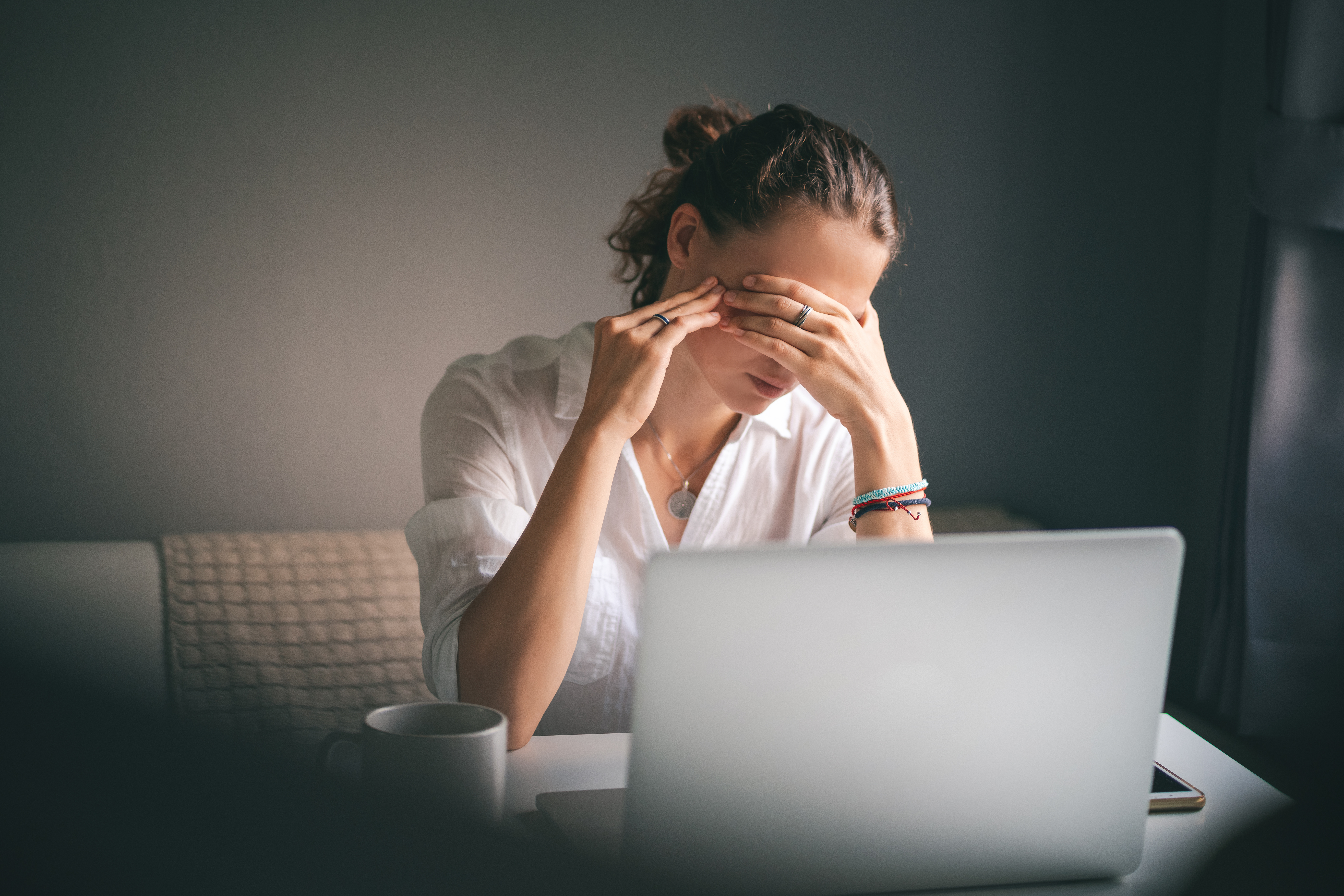 (P) Ce se întâmplă în corpul tău când ești presat de termene limită. Cum declanșează stresul de la birou episoadele de migrenă