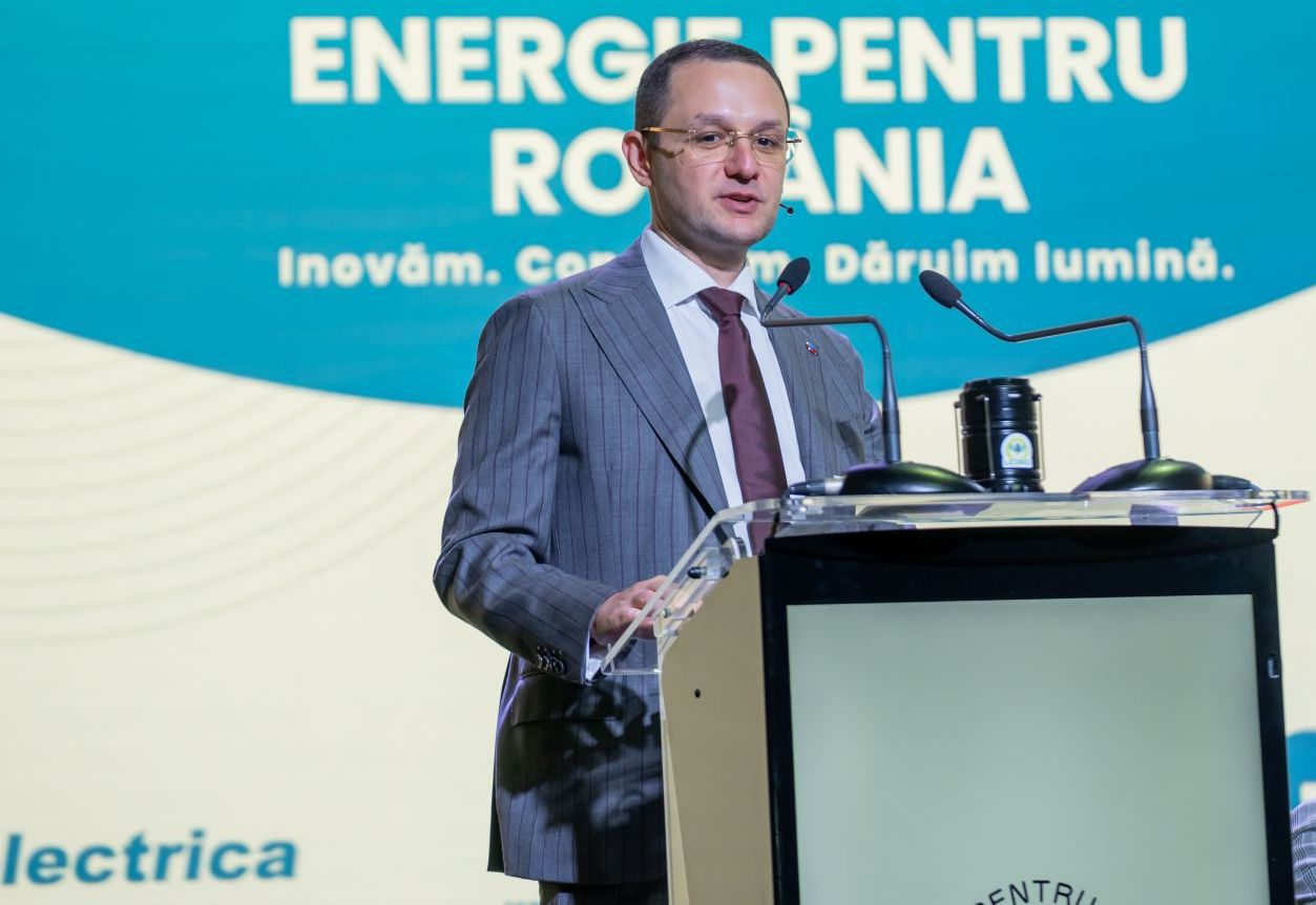 CEO-ul Electrica face apel la marile companii să îşi mute consumul de energie din orele de seară în timpul zilei: La prânz, soarele ne dă mai multă energie decât putem folosi. Ne lipseşte ora potrivită