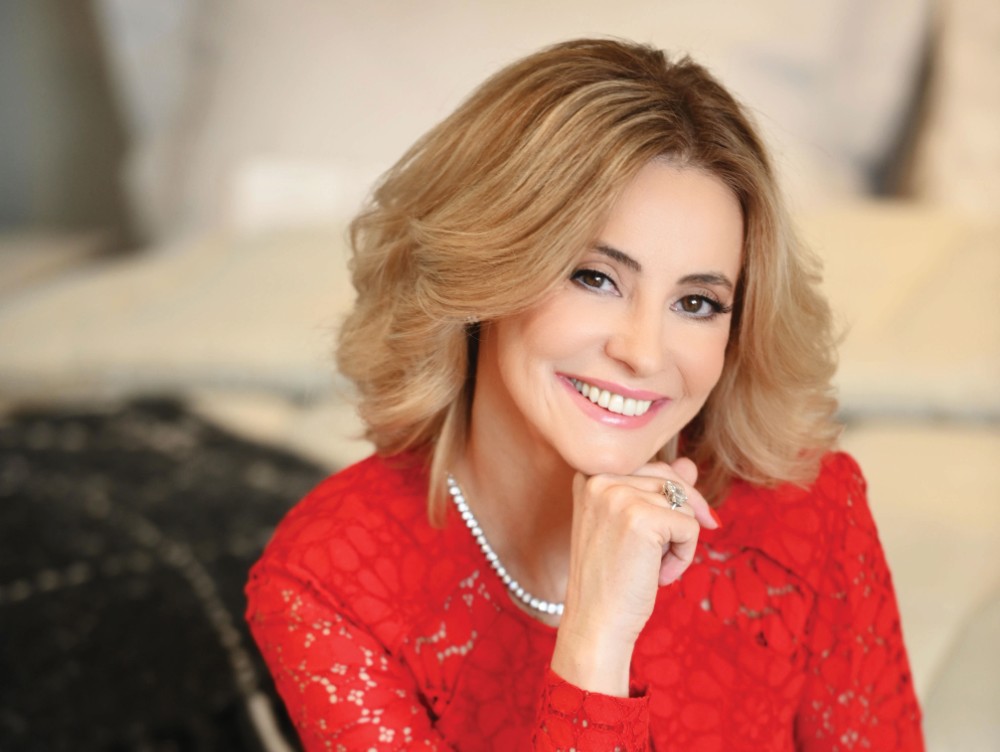Povestea unei dintre cele mai puternice femei de afaceri din România. Este licențiată în drept, a lucrat în televiziune și acum deține un lanț de magazine