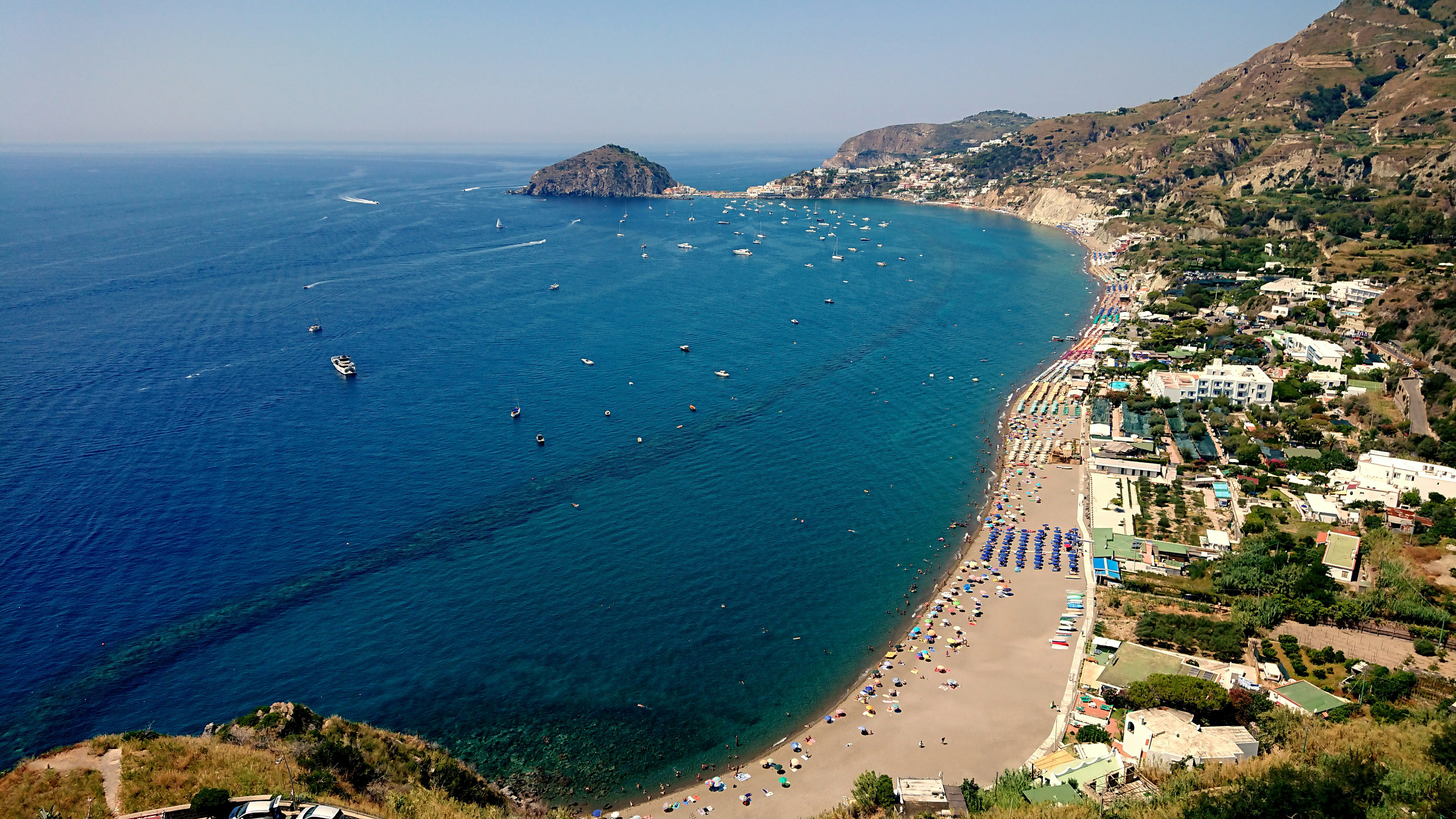 „Cel mai bine păstrat secret” al Europei: insula spectaculoasă unde vacanțele costă mult mai puțin