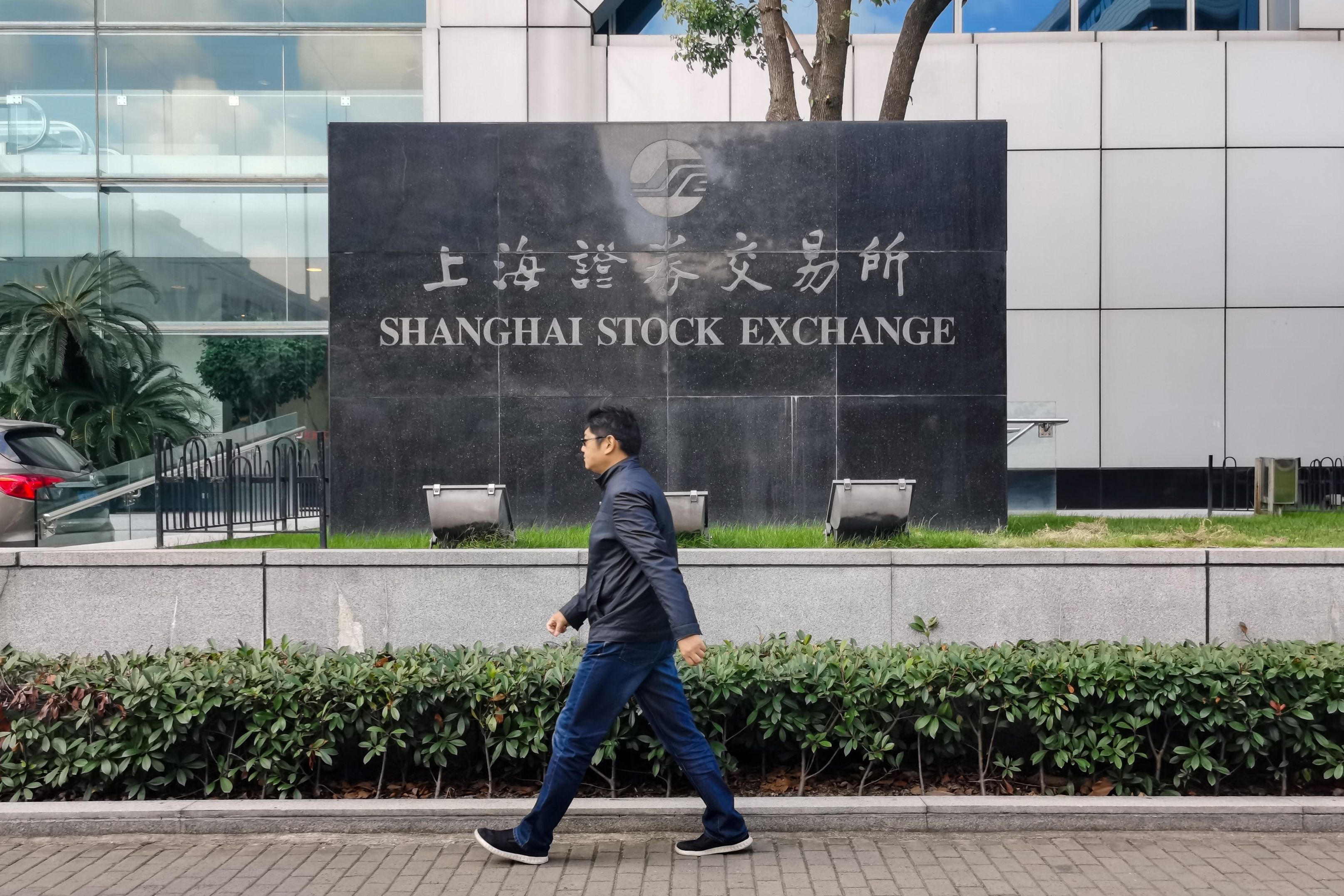 Frenezie pe bursa din Shanghai: Goana după AI a dus la explozia acțiunilor producătorului de chipuri CXMT la debut cu peste 500%, devenind în numai câteva ore cea mai valoroasă companie chineză listată la bursă