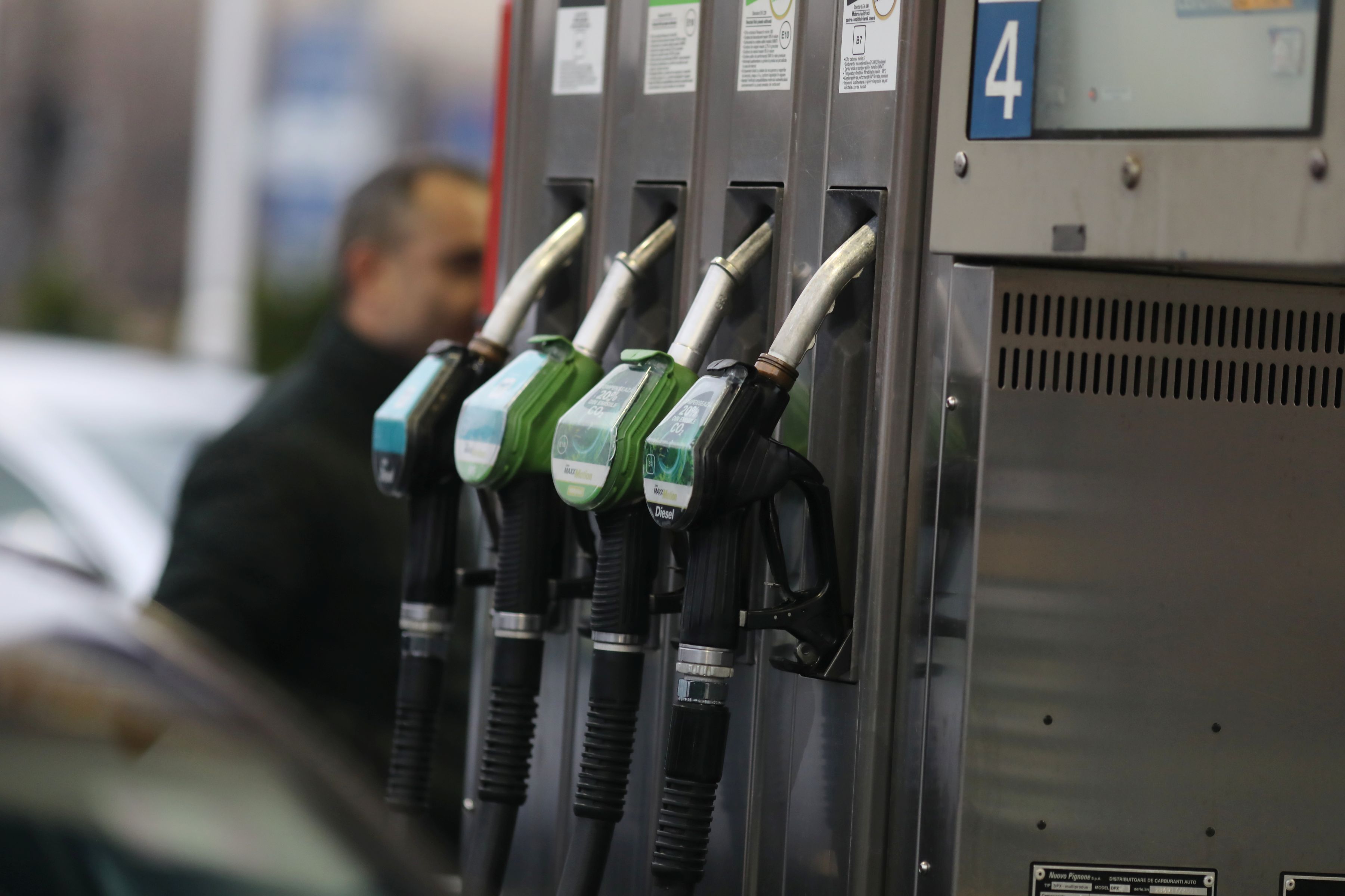 Prețurile la pompă cresc din nou: Motorina se apropie de 10 lei, iar benzina sare de 9 lei/litru. Premierul Bolojan: Una din problemele pe care le avem ține de aprovizionarea întregului teritoriu, mai ales a zonei de vest a țării