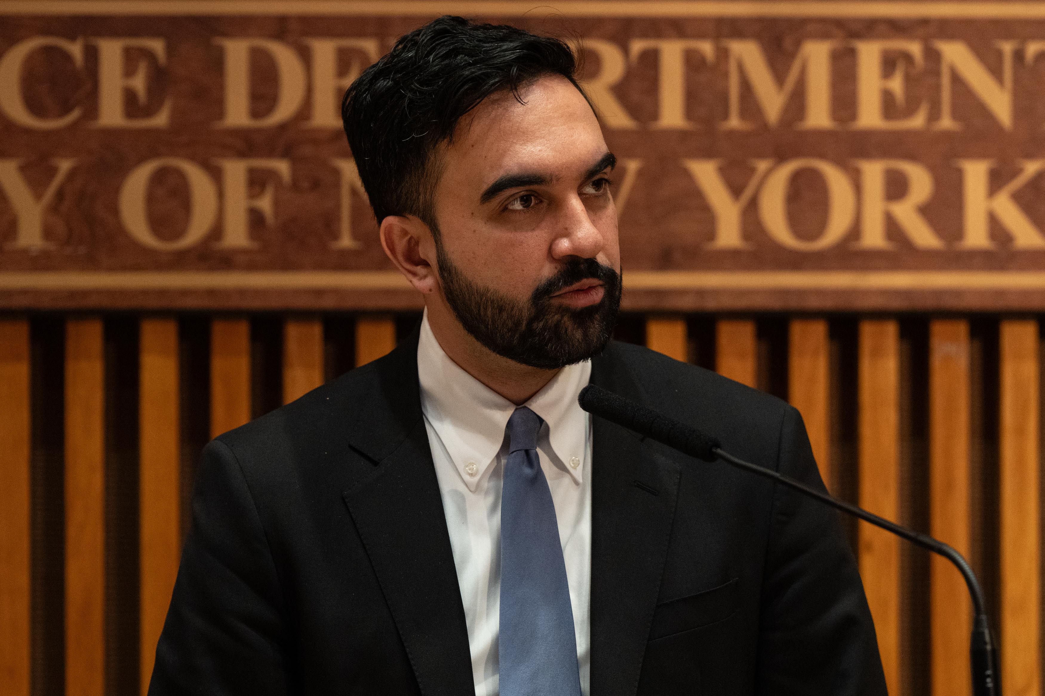 Statul devine concurent pentru retaileri în New York, cel mai capitalist oraș din lume: Primăria va construi cinci supermarketuri unde prețurile vor fi fixate lunar, cu 30% sub media pieței. România a avut și ea o tentativă similară - Casa de Comerț Agroalimentar Unirea, dar proiectul a eșuat
