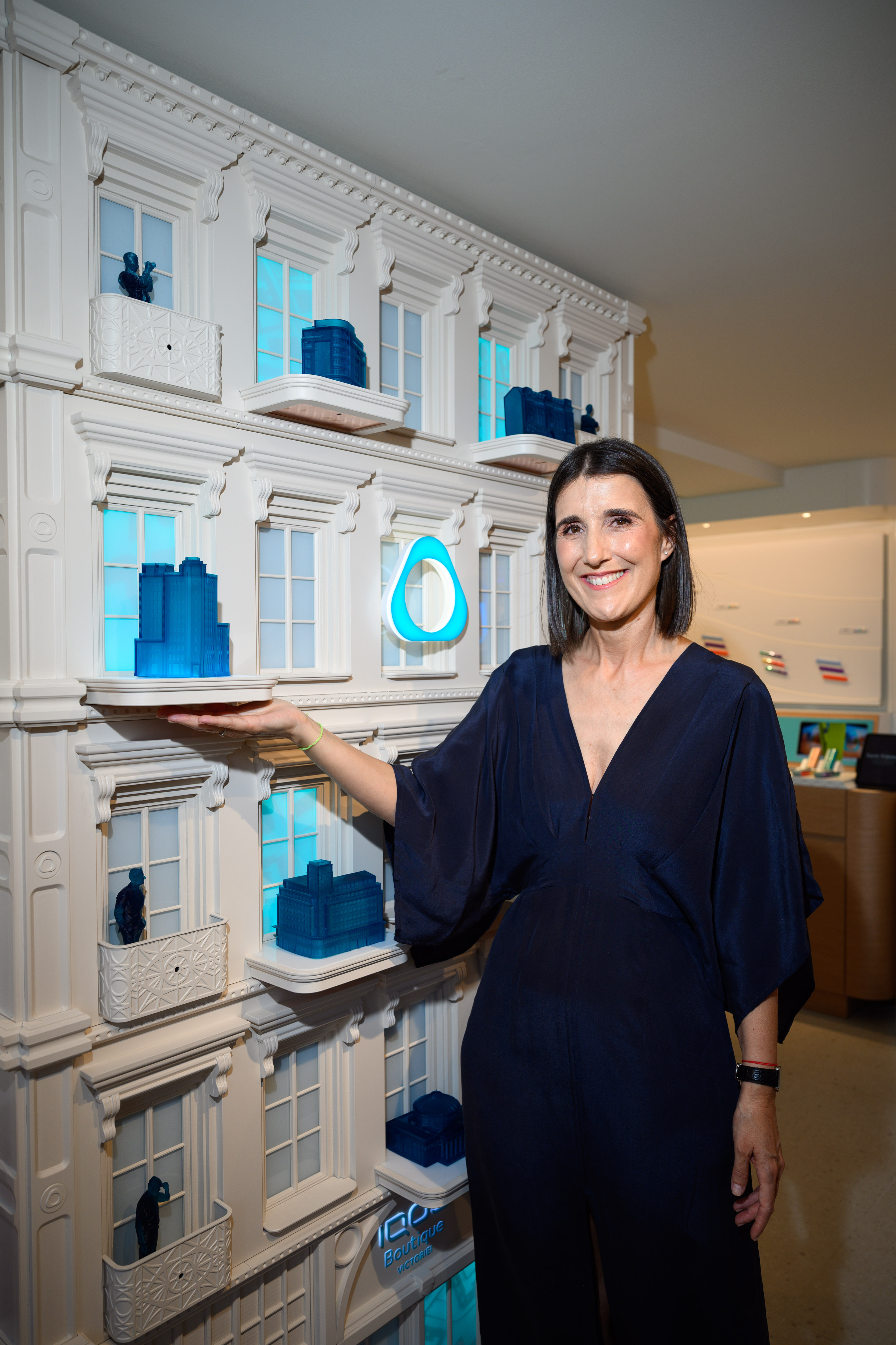 Noul IQOS Boutique Victoriei: concept de tip Retail 2.0 și o instalație artistică semnată Sebastian Comănescu