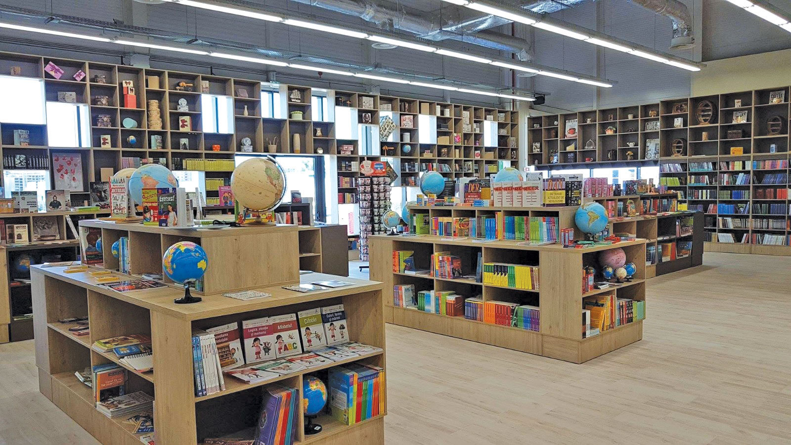 O familie de antreprenori din Satu Mare a dat comerțul alimentar pe cel de carte și papetărie. Care este povestea lanțului de librării Compas, ajuns la 22 de unități și afaceri de 41 milioane de lei?