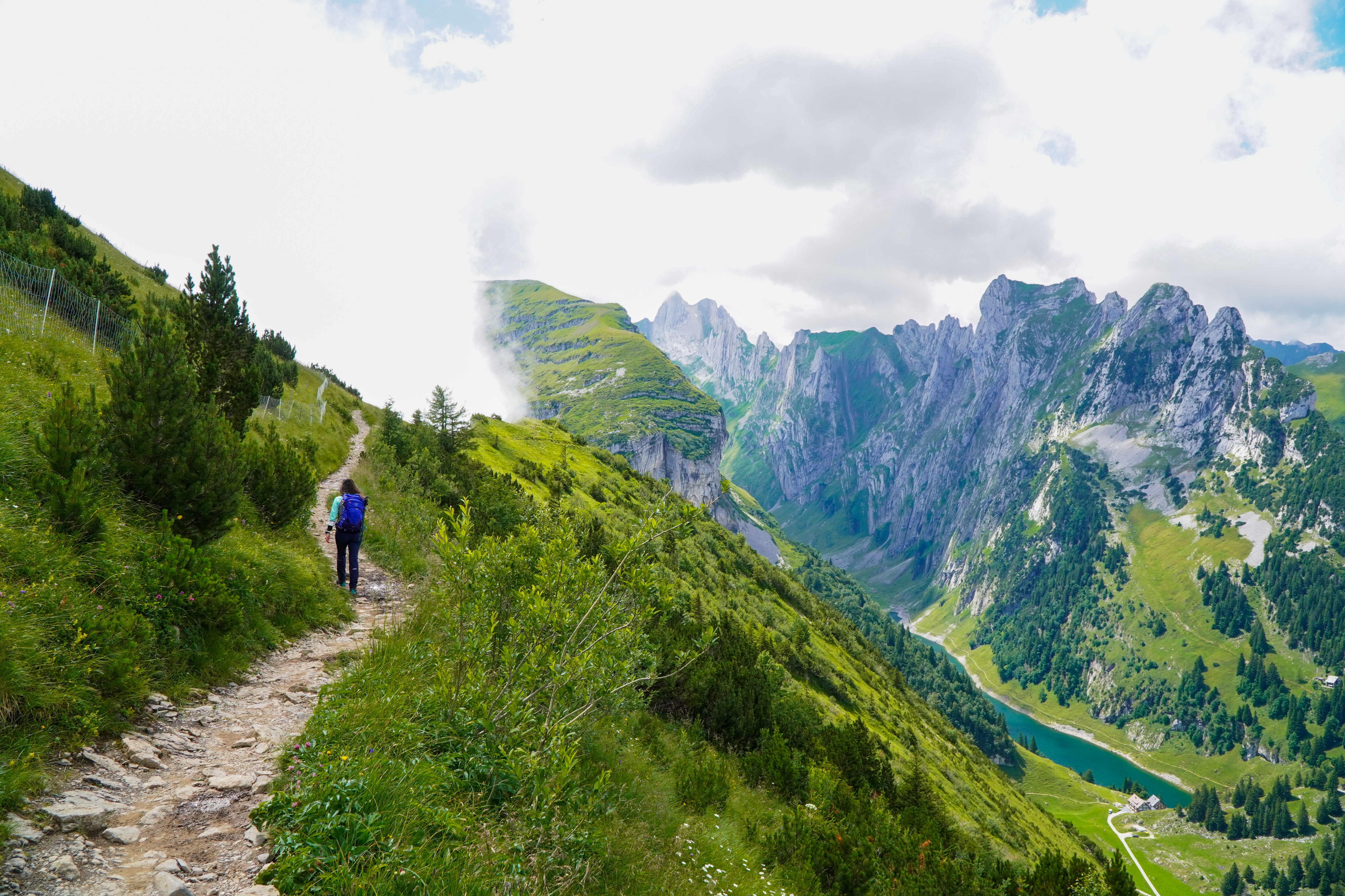Vrei să mergi într-o drumeție? Iată câteva recomandări de trasee în care ai putea merge și ce greșeli să nu faci la prima drumeție. Irina Nedelcu, hiking & travel content creator : Ne-am petrecut majoritatea weekendurilor pe munte, iar concediile de vară le-am dedicat explorării masivelor din România