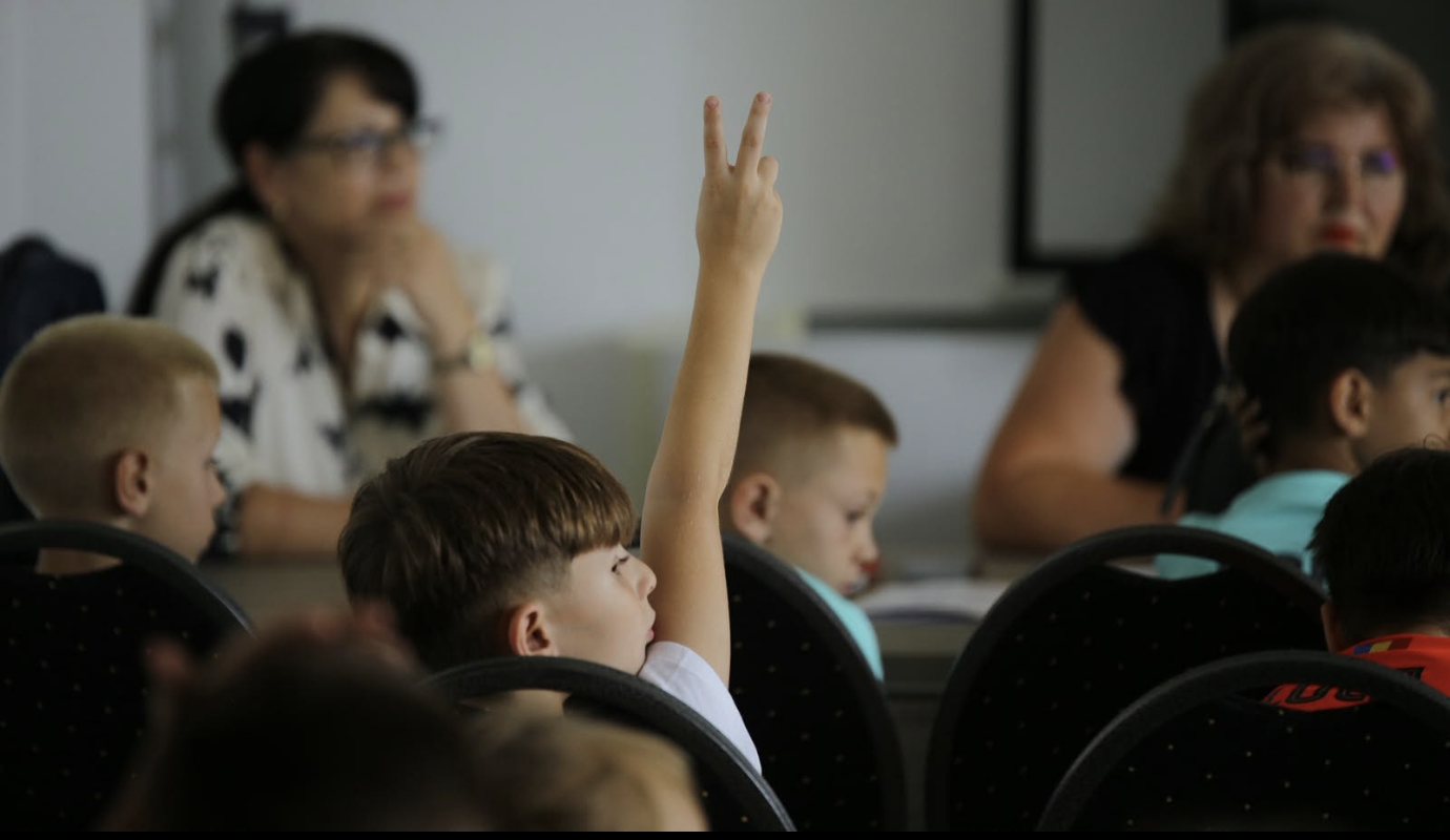 Peste 2.000 de elevi au învățat să citească un contract de credit înainte să aibă nevoie de unul, prin programele de educație financiară KRUK