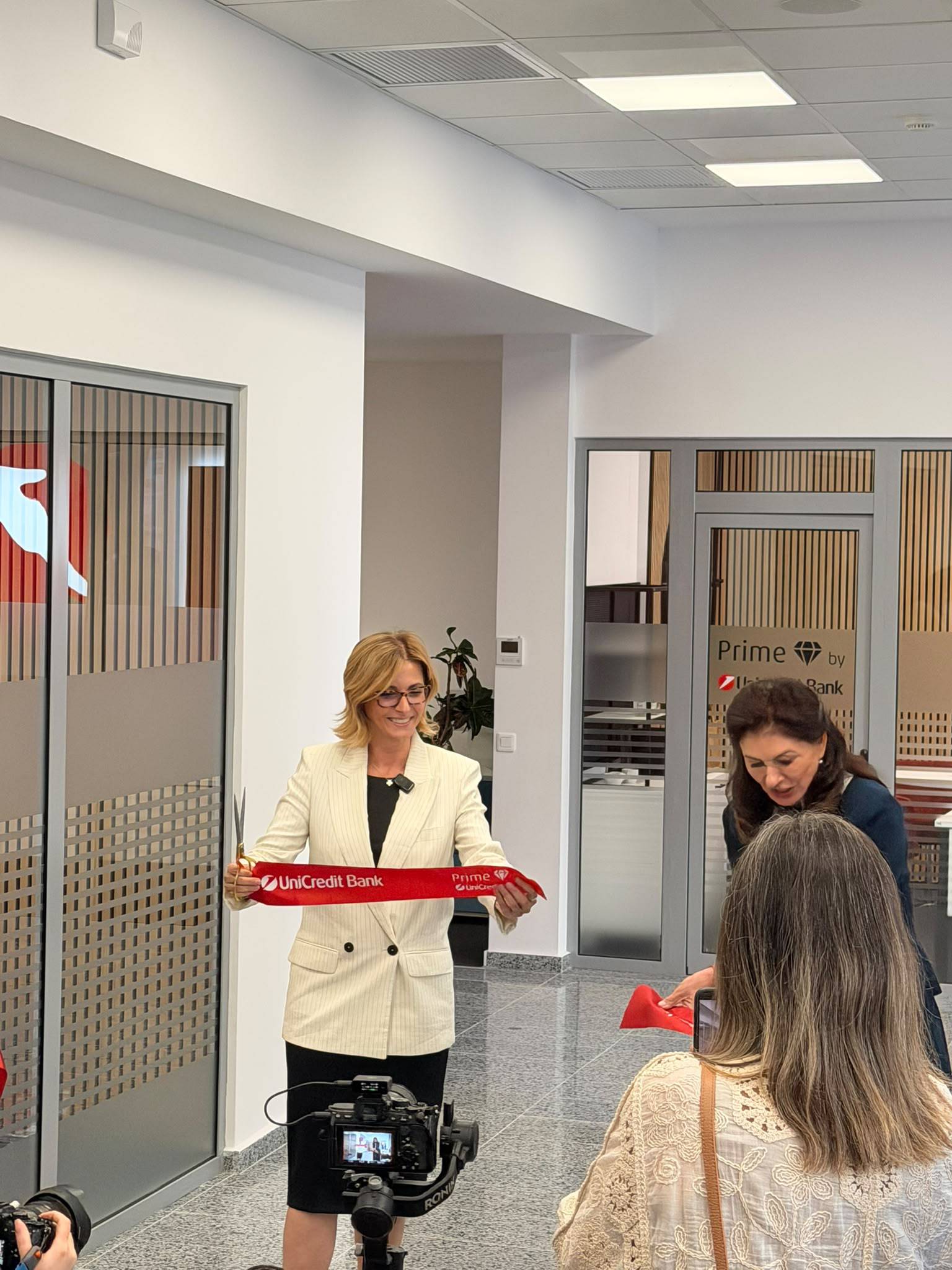 Într-o lume în care sucursalele bancare se închid, UniCredit deschide o sucursală nouă pe Calea Dorobanți. Mihaela Lupu, CEO, UniCredit Bank: Noi suntem contra curentului pentru că vrem să ținem interacțiunea umană