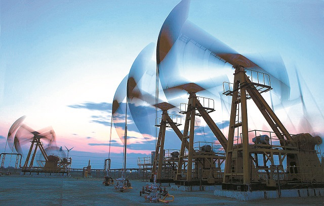 Instabilitatea din Libia îngroapă speranţa revenirii în topul celor mai mari producători de petrol. Cele 40 de miliarde de dolari necesari revitalizării infrastructurii îi sperie pe investitorii din ţara măcinată de instabilitate