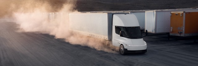 La nouă ani de la prezentare, Tesla aduce în Europa primul său cap-tractor electric. Camionul Semi va fi dezvăluit în septembrie la IAA Transportation de la Hanovra, într-un moment în care media europeană a motorinei a trecut de 2 euro pe litru