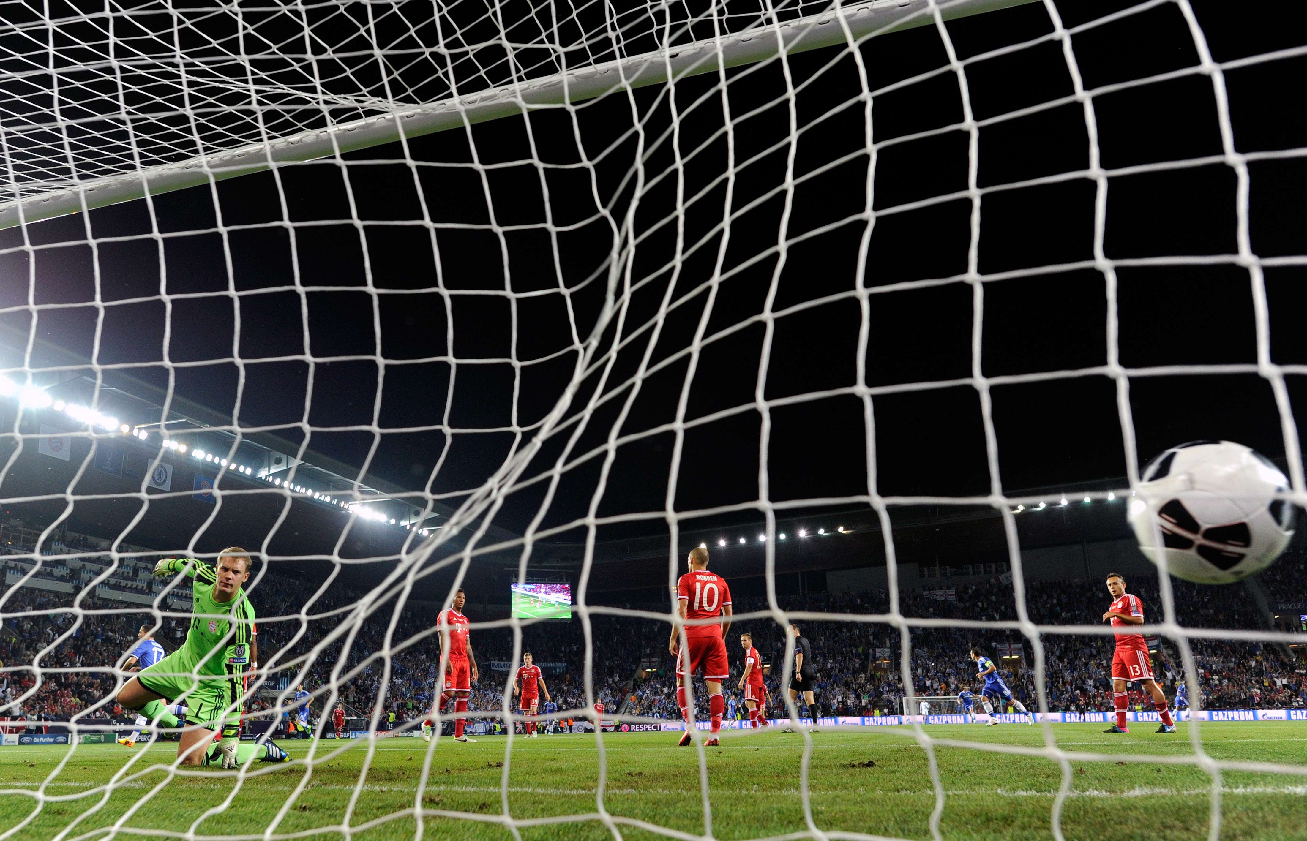 Cutremur la unul dintre cele mai valoroase cluburi de fotbal din Europa: Chelsea ar putea rămâne în mâinile Clearlake Capital, după ce Todd Boehly şi Mark Walter, afaceriştii americani care au cumpărat clubul de la oligarhul rus Roman Abramovich, au decis să iasă din acţionariat, după ani de tensiuni legate de strategia clubului