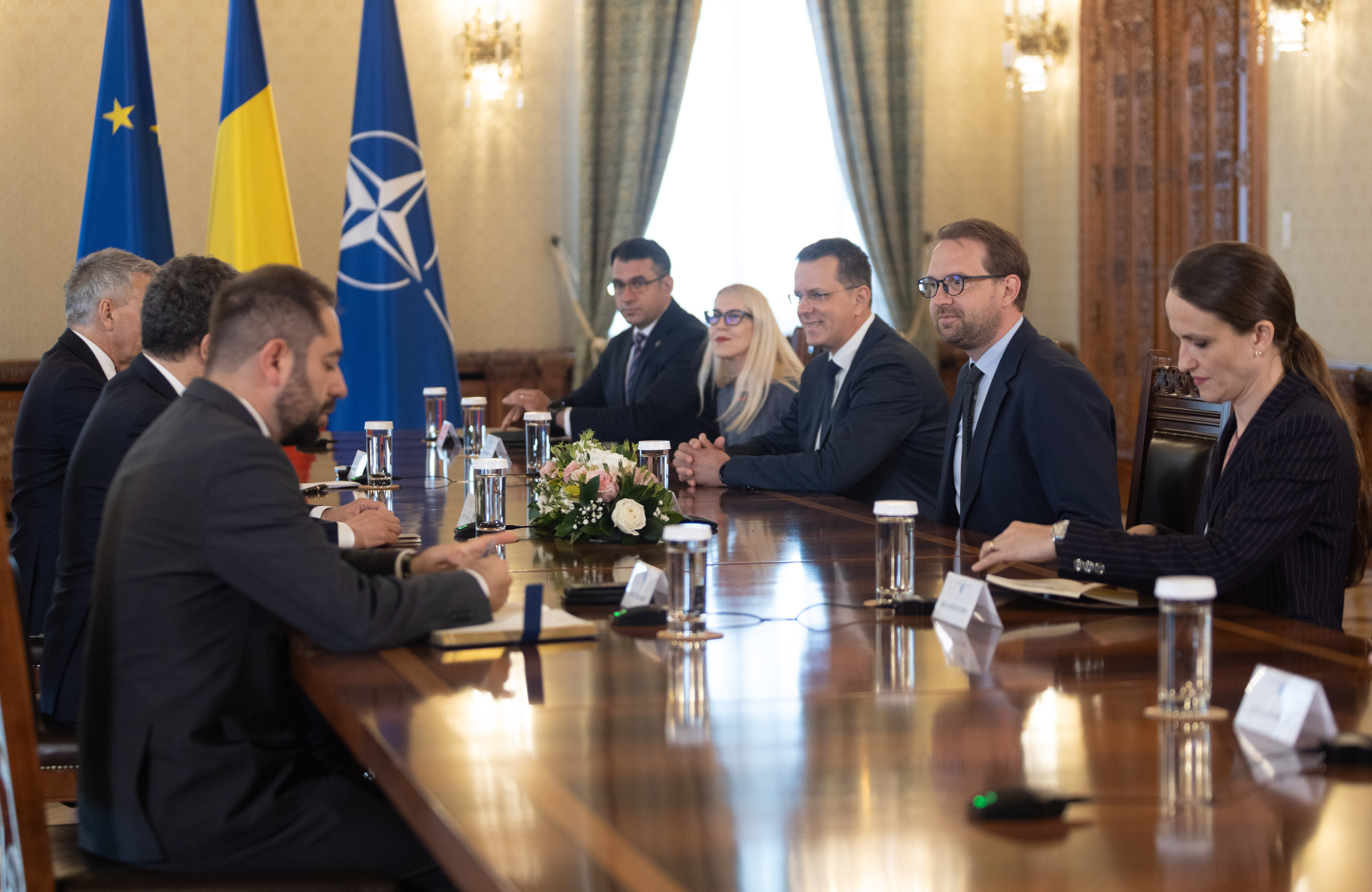 Partidele au primit proiectul noii legi a salarizării, dar acordul politic încă lipsește: PSD, PNL, USR și UDMR îl vor analiza în următoarele zile, iar săptămâna viitoare ar urma să decidă dacă îl susțin