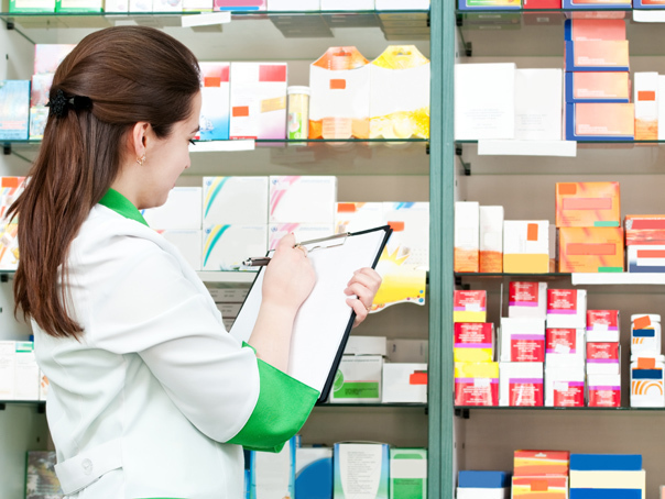 Cine va mai lucra în farmaciile din România? Numărul farmaciştilor a scăzut cu aproape 1.500 în trei ani, iar facultăţile atrag tot mai puţini candidaţi. La Iaşi au fost 23 de candidaţi pe 124 de locuri