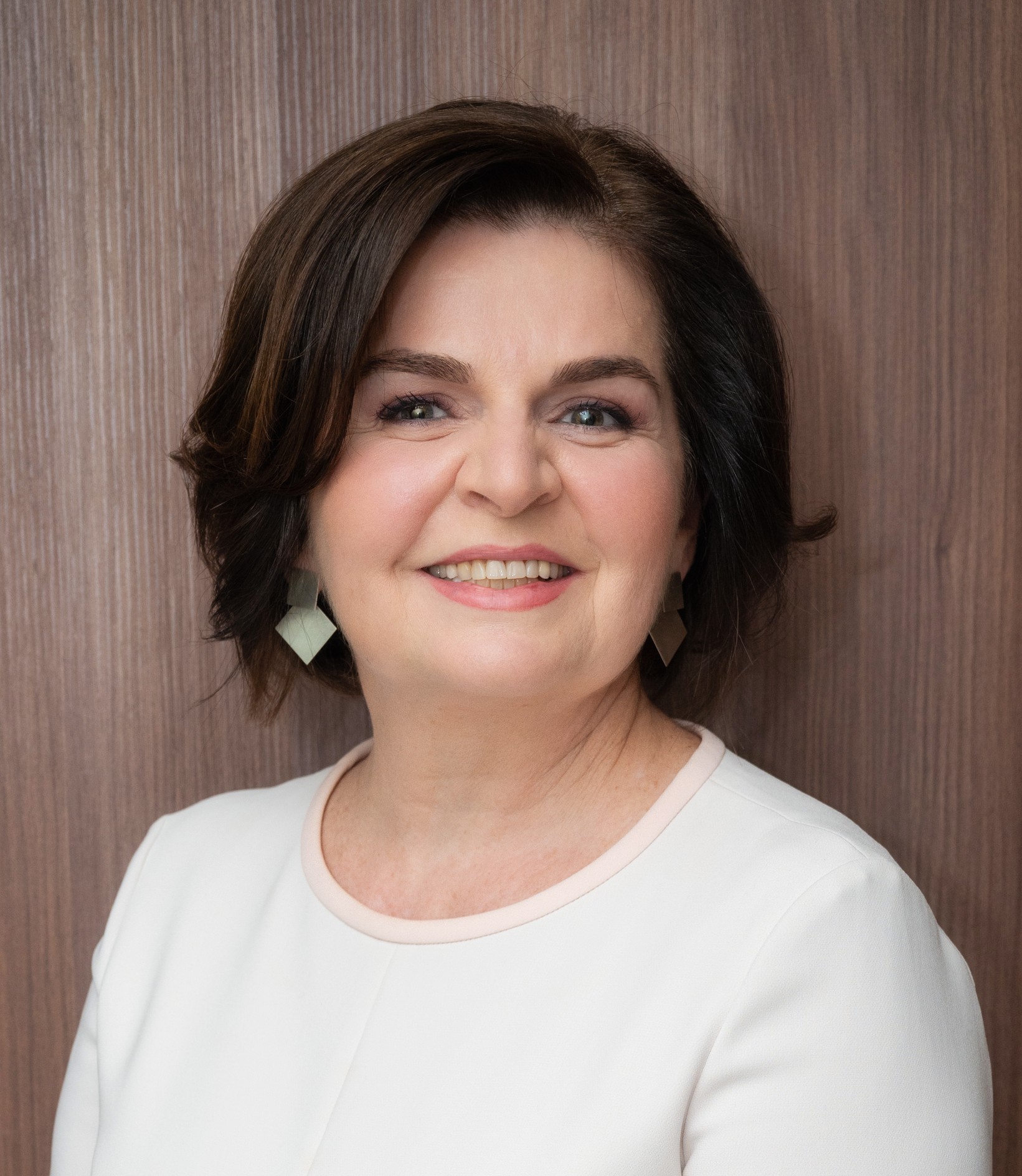 Carmen Petcu, De’Longhi, unul dintre marii exportatori ai României, despre posibilitatea deconectării marilor consumatori industriali de la sistemul energetic național: Noi dacă nu producem și nu vindem, nu avem de unde lua fonduri compensatorii. Vom revizui iarăși investițiile, vom amâna anumite proiecte. Poate ne salvează ploaia