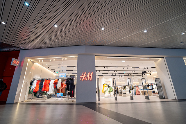 Ce se întâmplă cu H&M România? Grupul H&M a raportat, în România, pentru anul trecut, o cifră de afaceri de aproape 1,24 miliarde lei, cu un profit de 36,5 milioane lei, înregistrând o scădere de aproape 6% a cifrei de afaceri şi aproape 40% a profitului faţă de anul trecut