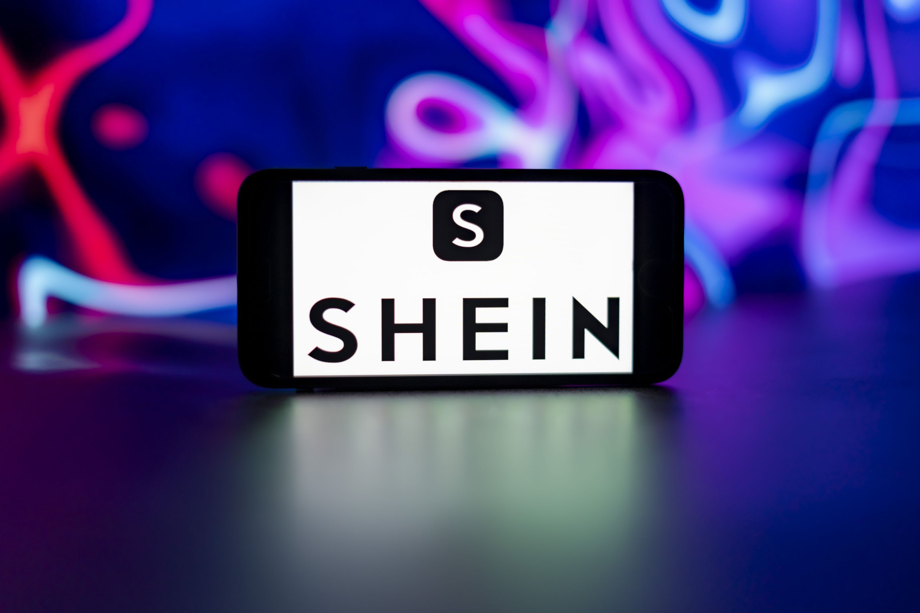 Senzaţia de fast-fashion Shein vizează o evaluare de 27 mld. de dolari săptămâna viitoare, odată cu listarea la Bursa din Hong Kong. Valoarea este cu aproape trei sferturi sub nivelul maxim atins anterior, din cauza mai multor tentative eşuate de listare