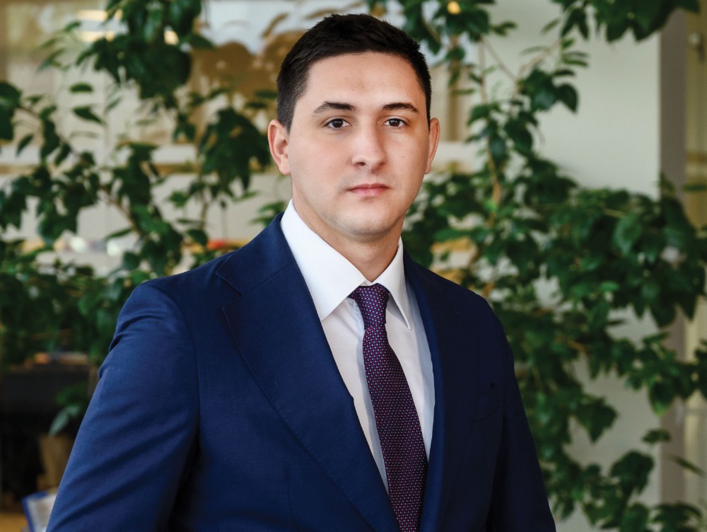 Viața unui tânăr moștenitor al unei afaceri de zeci de milioane de euro în România. Ce trebuie să facă acesta pentru compania construită de familia lui