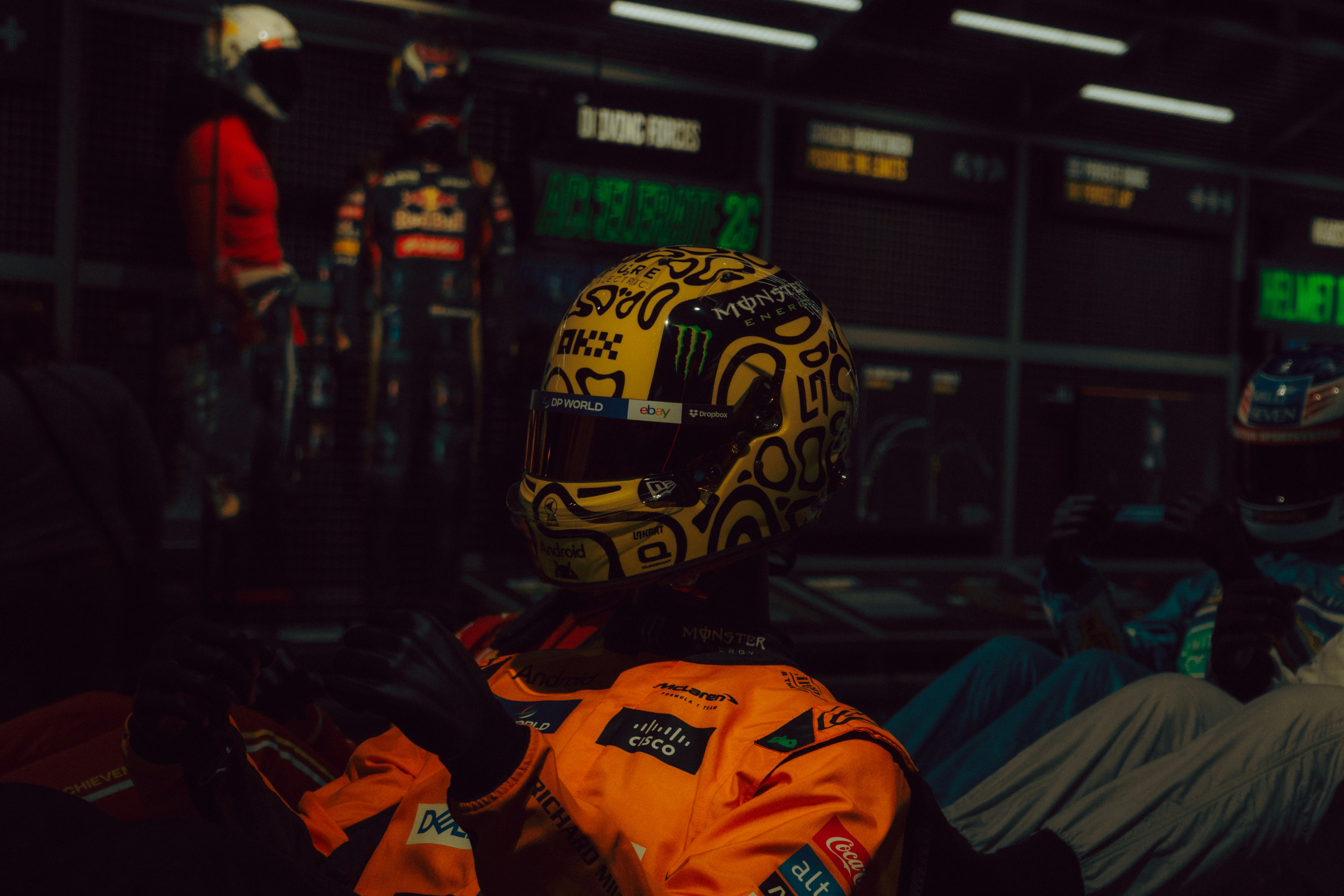Lando Norris a câștigat Marele Premiu al Olandei după o cursă dramatică. Verstappen a ieșit din primul tur, iar McLaren a bifat „tripla” la Zandvoort