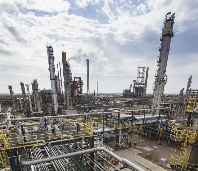 OMV Petrom pregătește o producție de circa 8.000 de tone de hidrogen verde pe an la Petrobrazi, prin două proiecte cu o capacitate totală de 55 MW. Hidrogenul va fi folosit inclusiv pentru producția de combustibil sustenabil pentru aviație