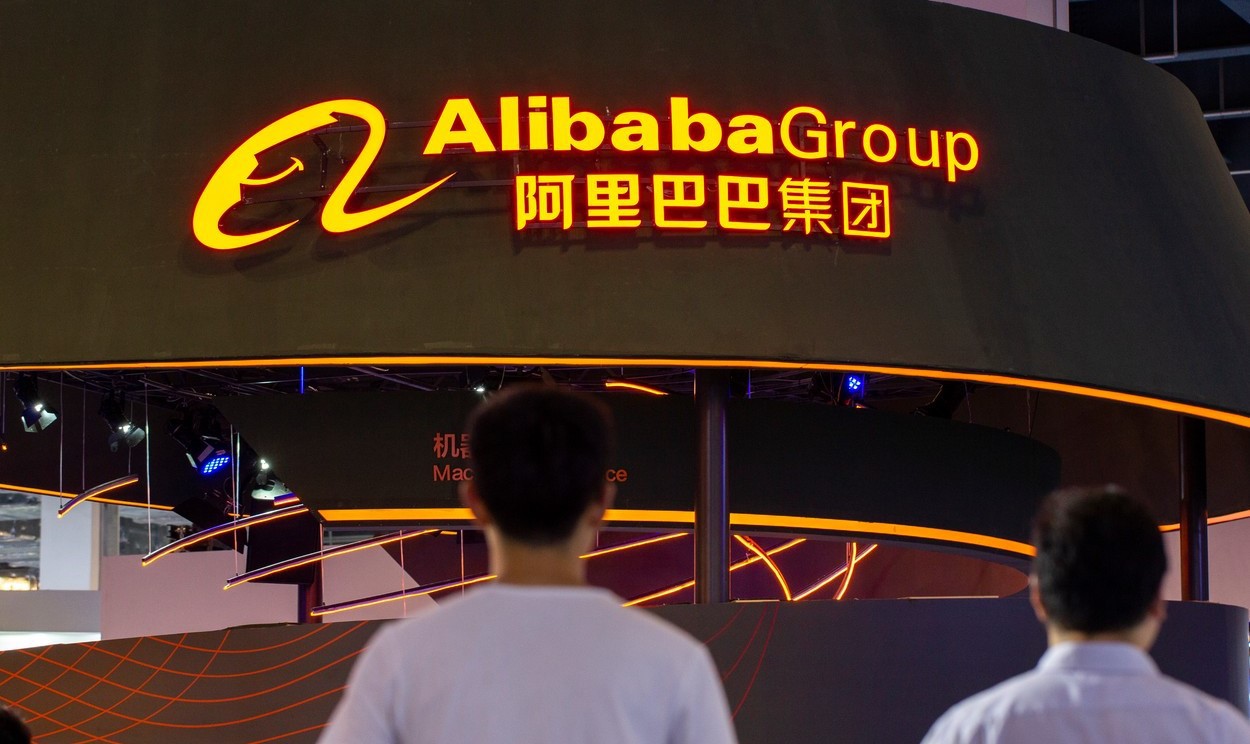Profitul Alibaba s-a prăbuşit cu 75%, cheltuielile pentru AI explodează, iar acum compania cere pieţei încă 10 miliarde de dolari. Investitorii au răspuns negativ printr-o vânzare masivă a acţiunilor: minus 10%