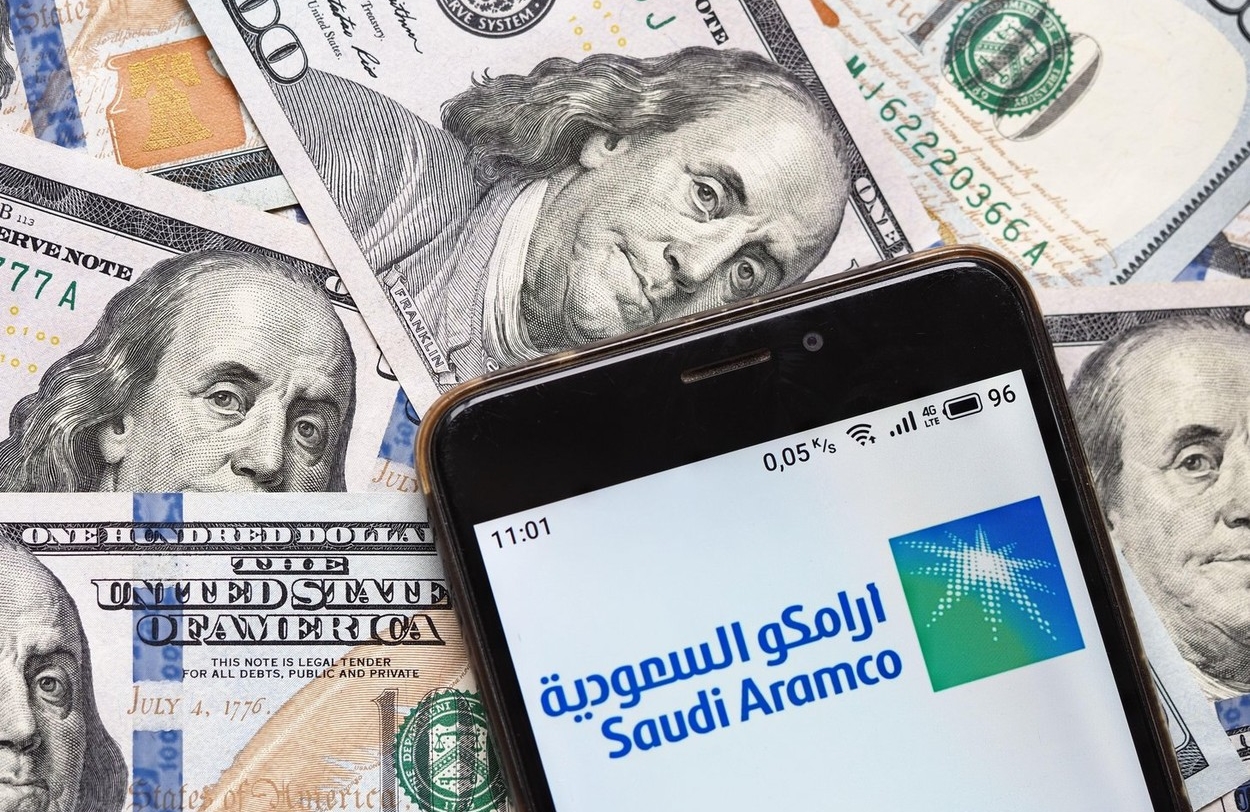 Saudi Aramco sfidează criza din Strâmtoarea Ormuz. Cea mai mare companie petrolieră din lume și-a majorat profitul cu 33% în al doilea trimestru, dar avertizează asupra celui mai puternic șoc energetic din istorie