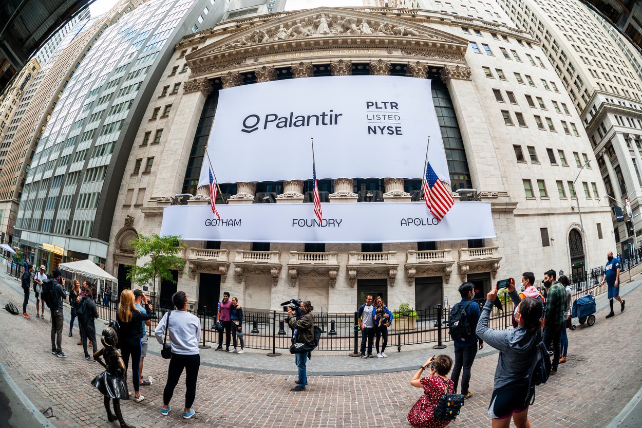 Palantir raportează un trimestru record. Acţiunile explodează cu 16%, iar veniturile aproape că s-au dublat în ultimul an. Cererea creşte tot mai mult pentru „AI-ul suveran”