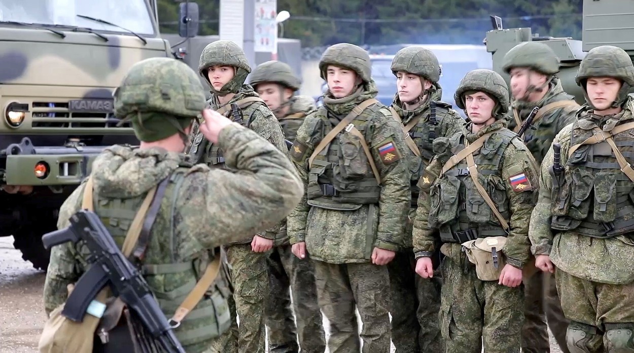 Rusia rămâne fără oameni pentru războiul din Ucraina: Recrutorii militari ridică bărbaţi de pe stradă şi îi presează să semneze contracte cu armata