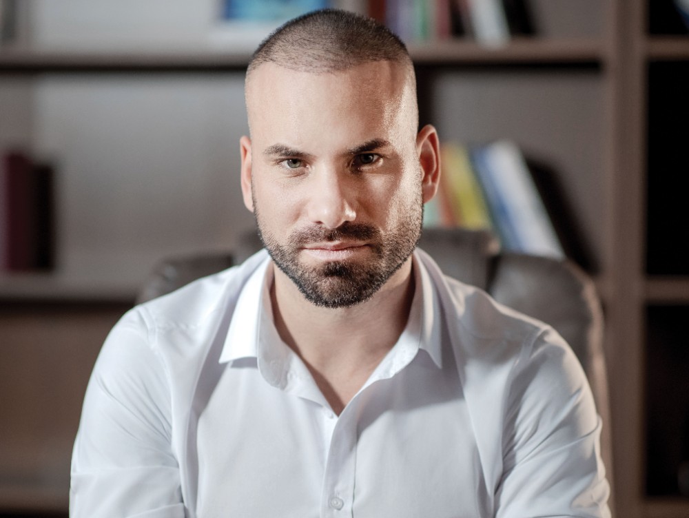 Povestea tânărului român, fost fotbalist al naţionalei de juniori, care după ce a lucrat pe vase de croazieră a construit una dintre cele mai mari reţele de fitness smart-budget din România