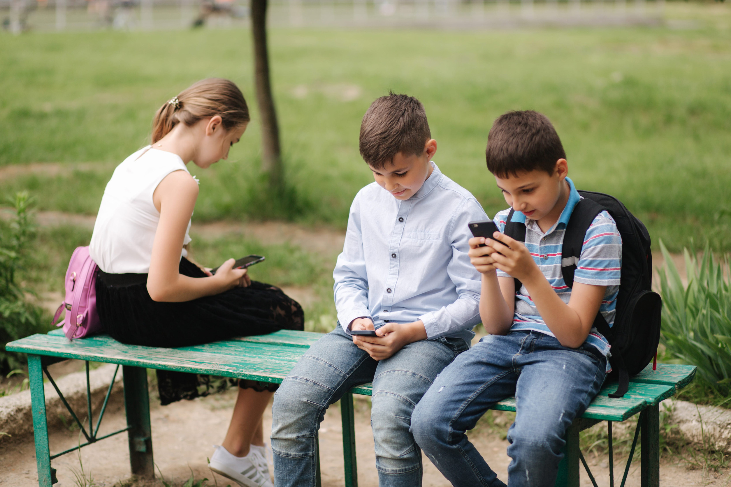 Tinerii sub 13 ani ar putea rămâne fără acces pe social media. Ce pregăteşte Uniunea Europeană?