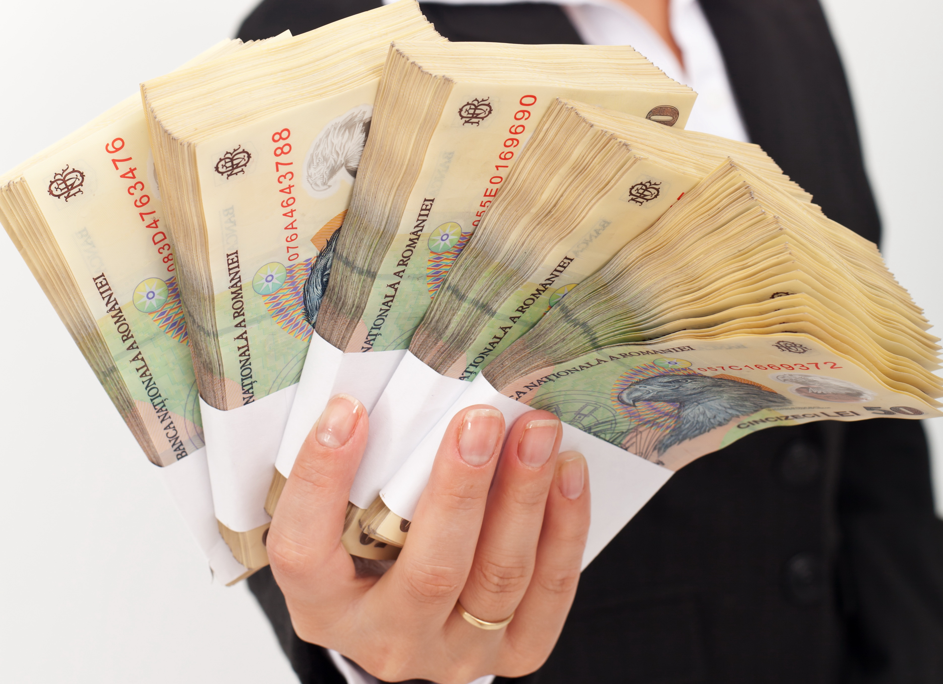 Cât câştigă românii. Elita salarială creşte. Mai mult de 120.000 de angajaţi câştigă peste 3.000 de euro net pe lună. În 2020, numărul lor era de puţin peste 50.000