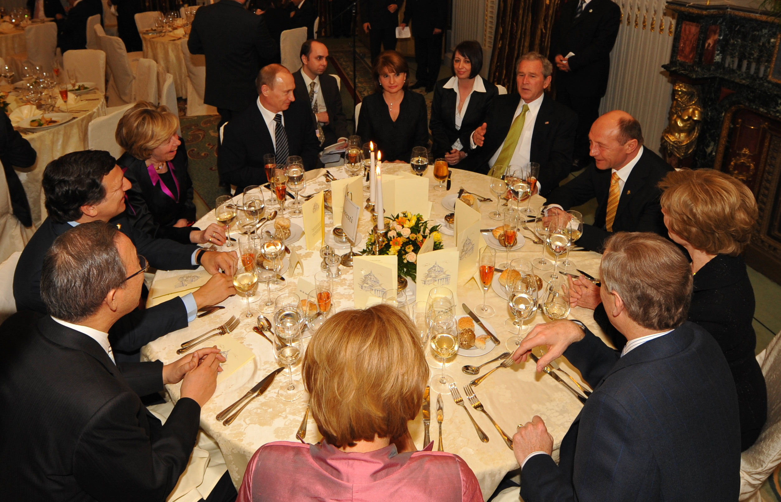 Angela Merkel revine la Bucureşti, la câţiva paşi de locul unde, în urmă cu 18 ani, stătea la aceeaşi masă cu Bush, Putin şi Băsescu la cea mai importantă întâlnire la nivel înalt din istoria României
