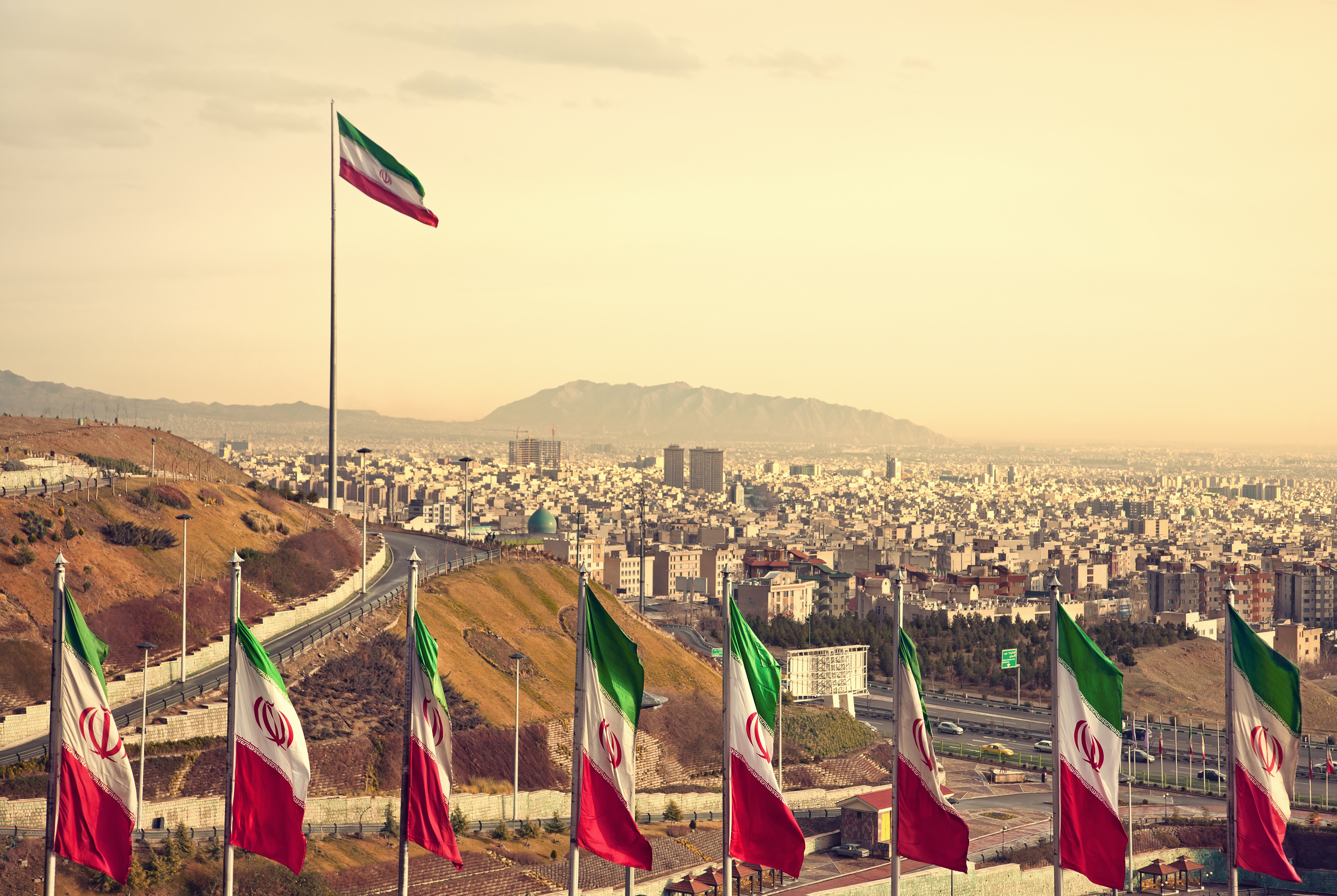 Iranul nu mai poate evita consecinţele războiului cu americanii. Ţara care se „îneacă” în petrol, nevoită să dubleze preţurile