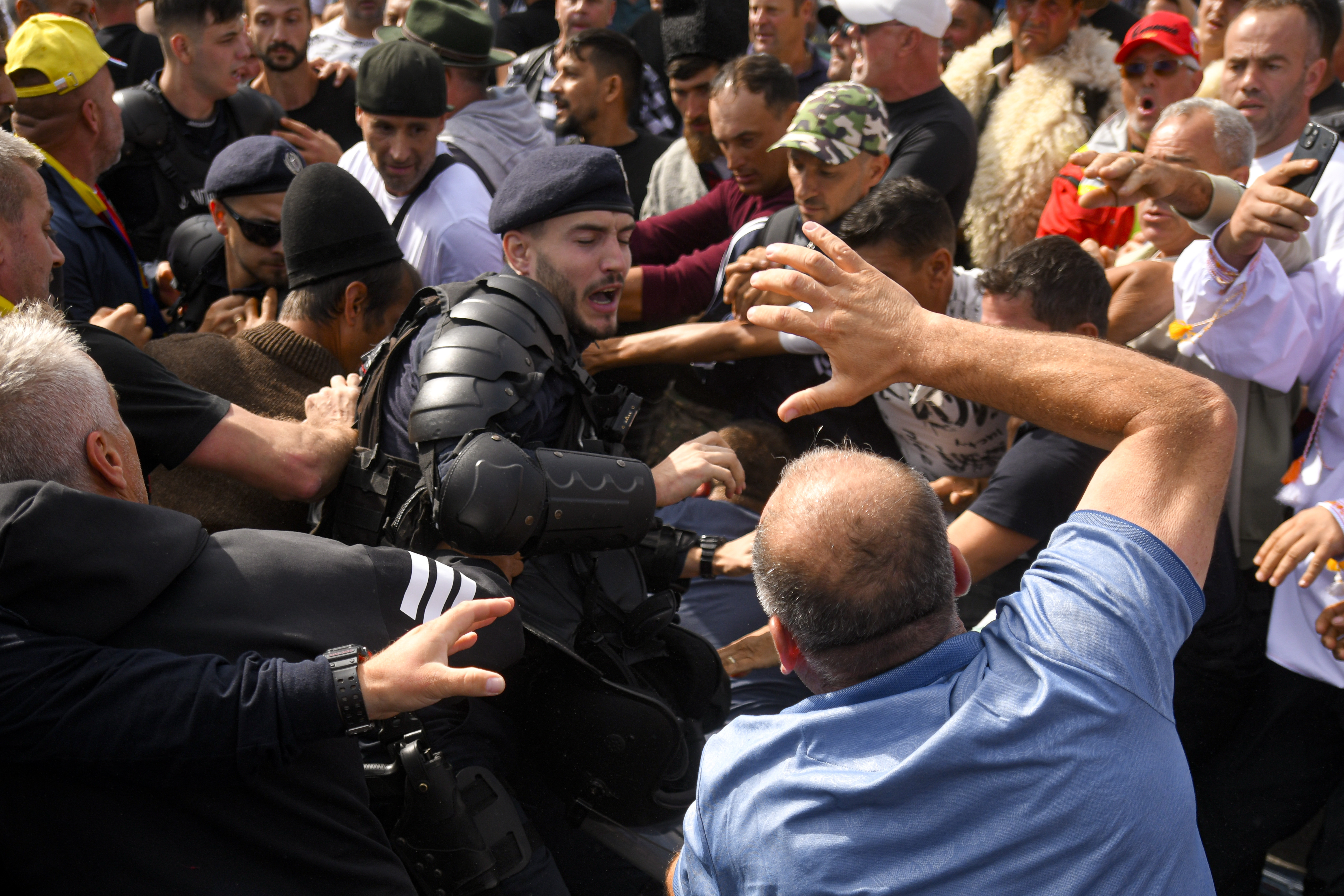 Fermierii protestează în Bucureşti. Incidente majore între fermieri şi jandarmi