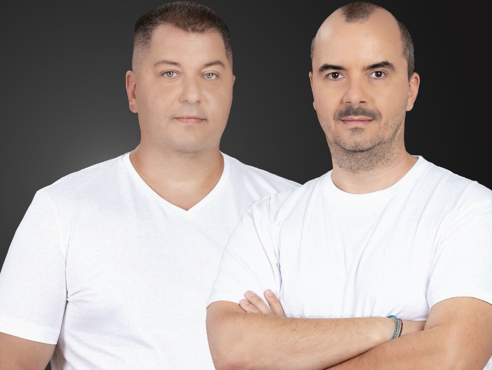 Cine sunt românii care vând companiilor mici și mijlocii „angajați digitali”, printr-un abonament lunar, prin start-up-ul înființat de ei