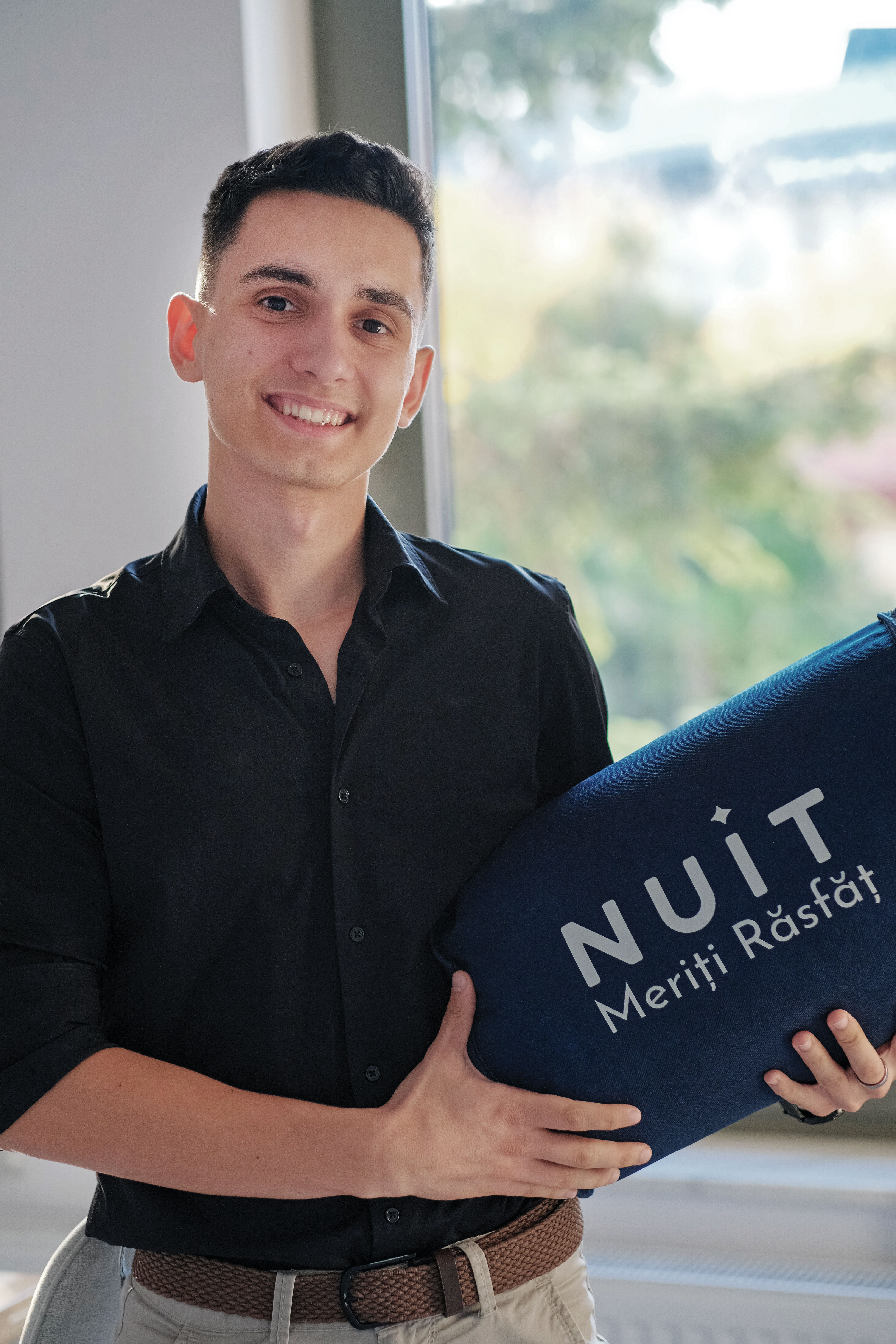 Povestea tânărului din România care, prin compania sa, îi ajută pe oameni să doarmă mai bine. Câţi bani face acesta la doar 25 de ani?